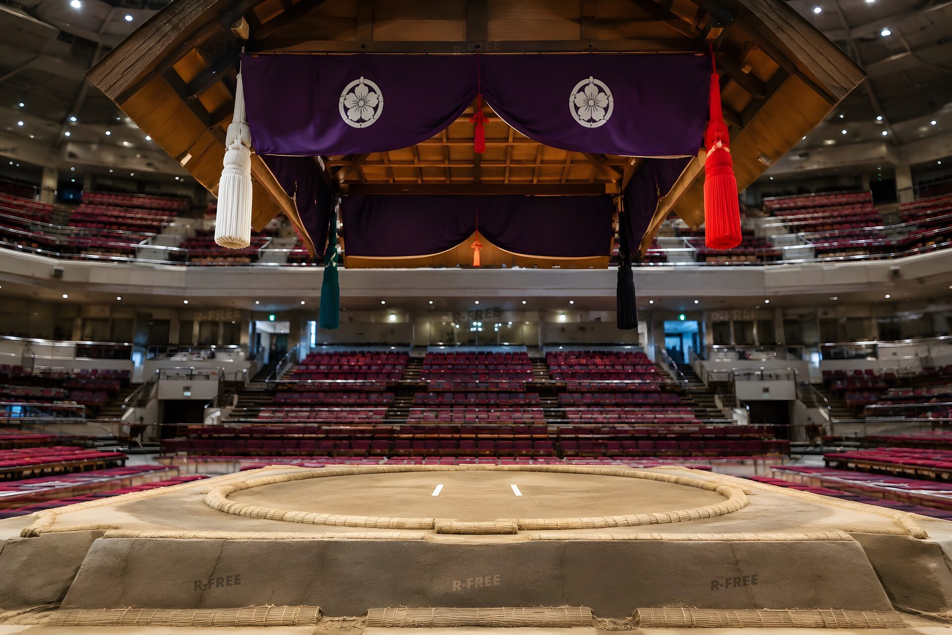 吊り屋根と房のある大きな会場の土俵