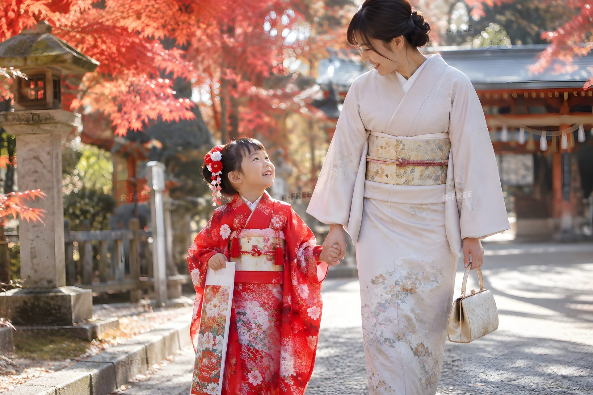 秋の参道で母と手をつないで歩く7歳の女の子