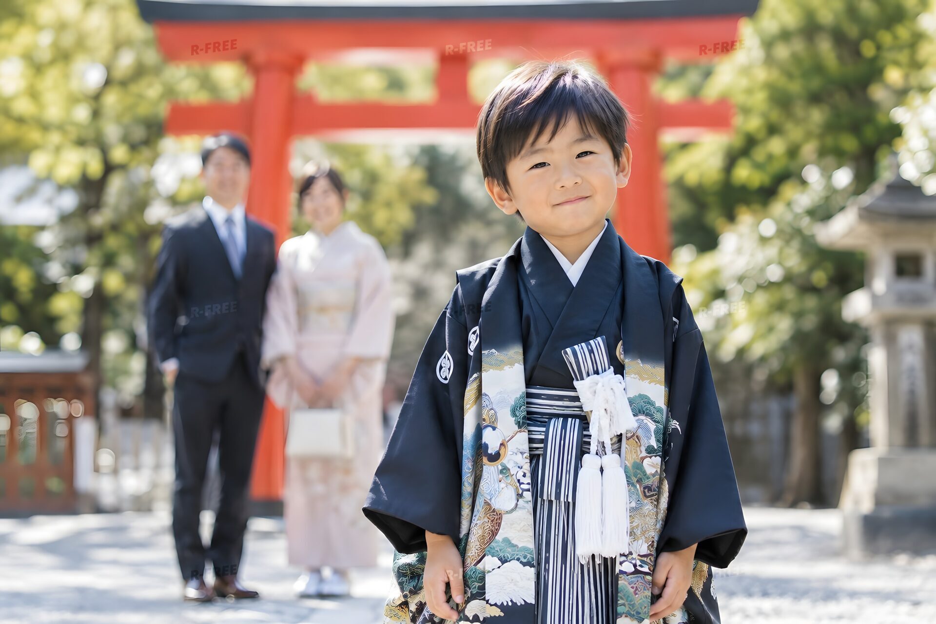 鳥居の前で羽織袴姿で立つ5歳の男の子