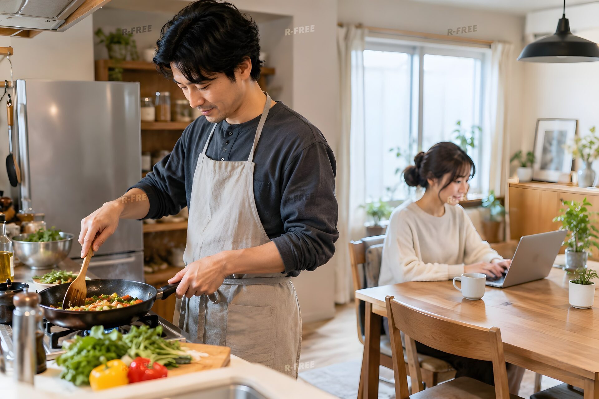 料理する夫と在宅で働く妻