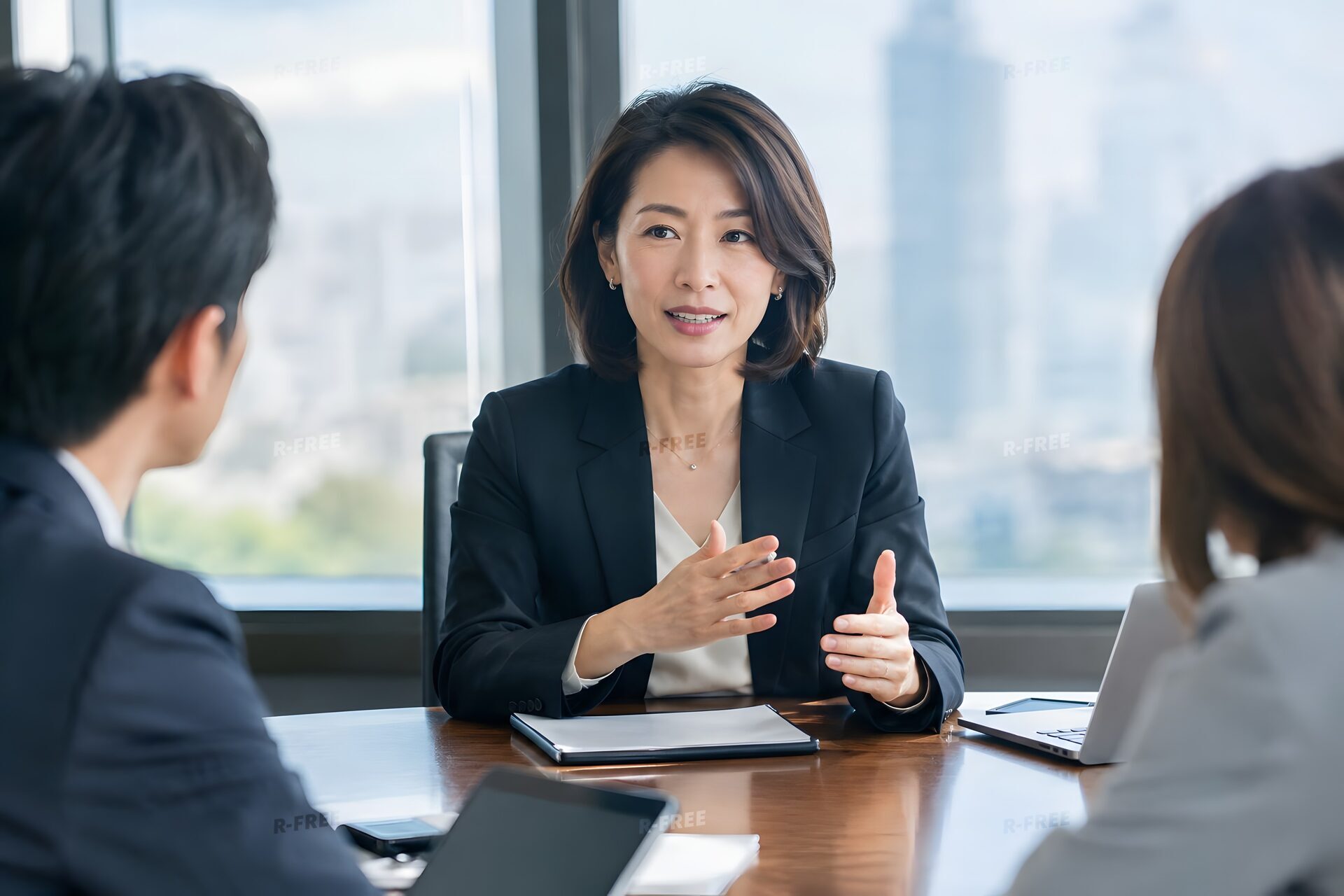 会議を率いる40代の女性リーダー
