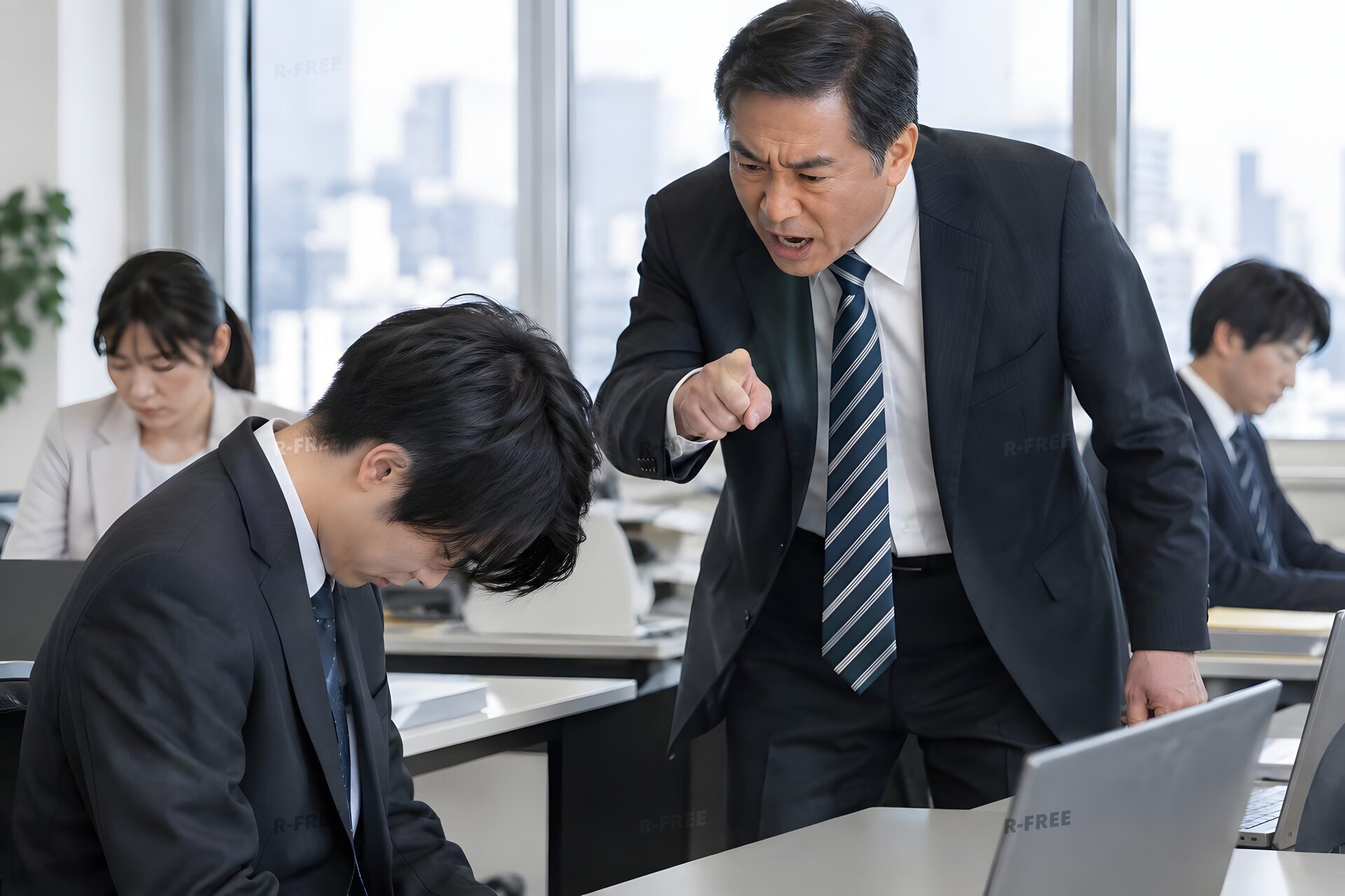 部下を叱責する上司（パワハラ）
