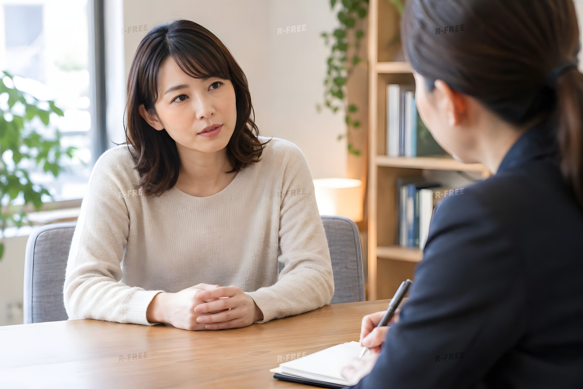 相談室でハラスメントを相談する女性