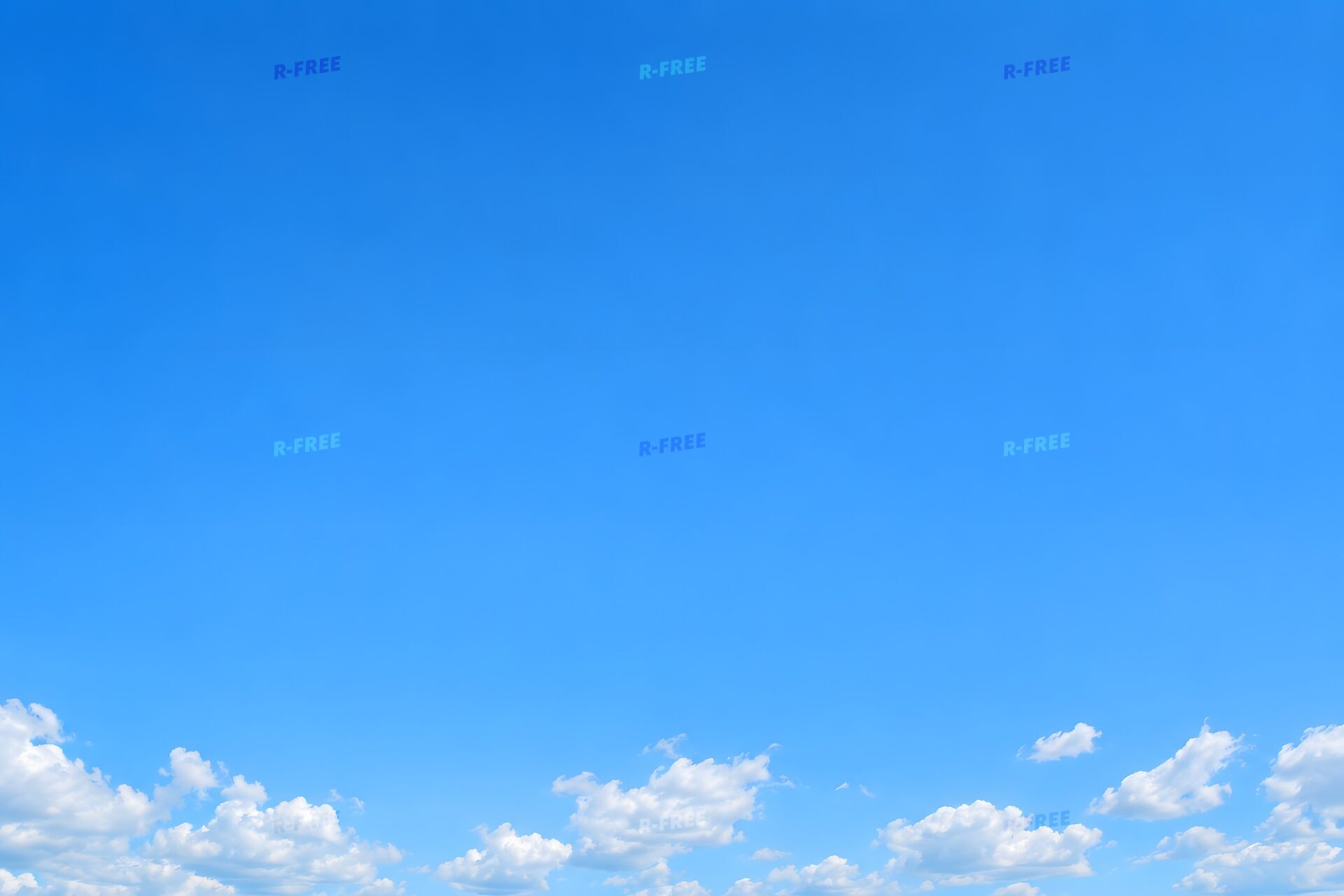 文字を載せやすい青空と白い雲
