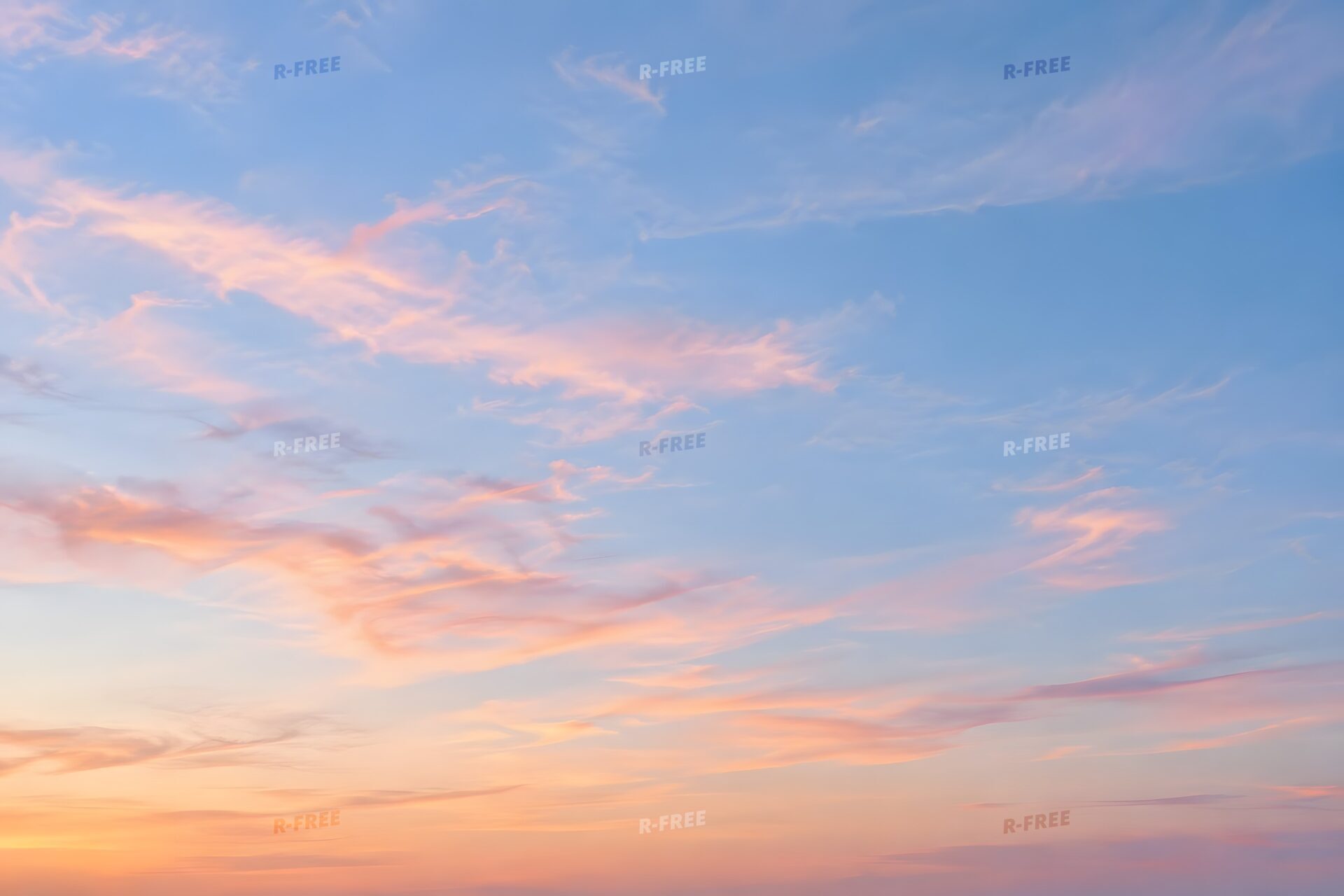 朝焼けの淡い空