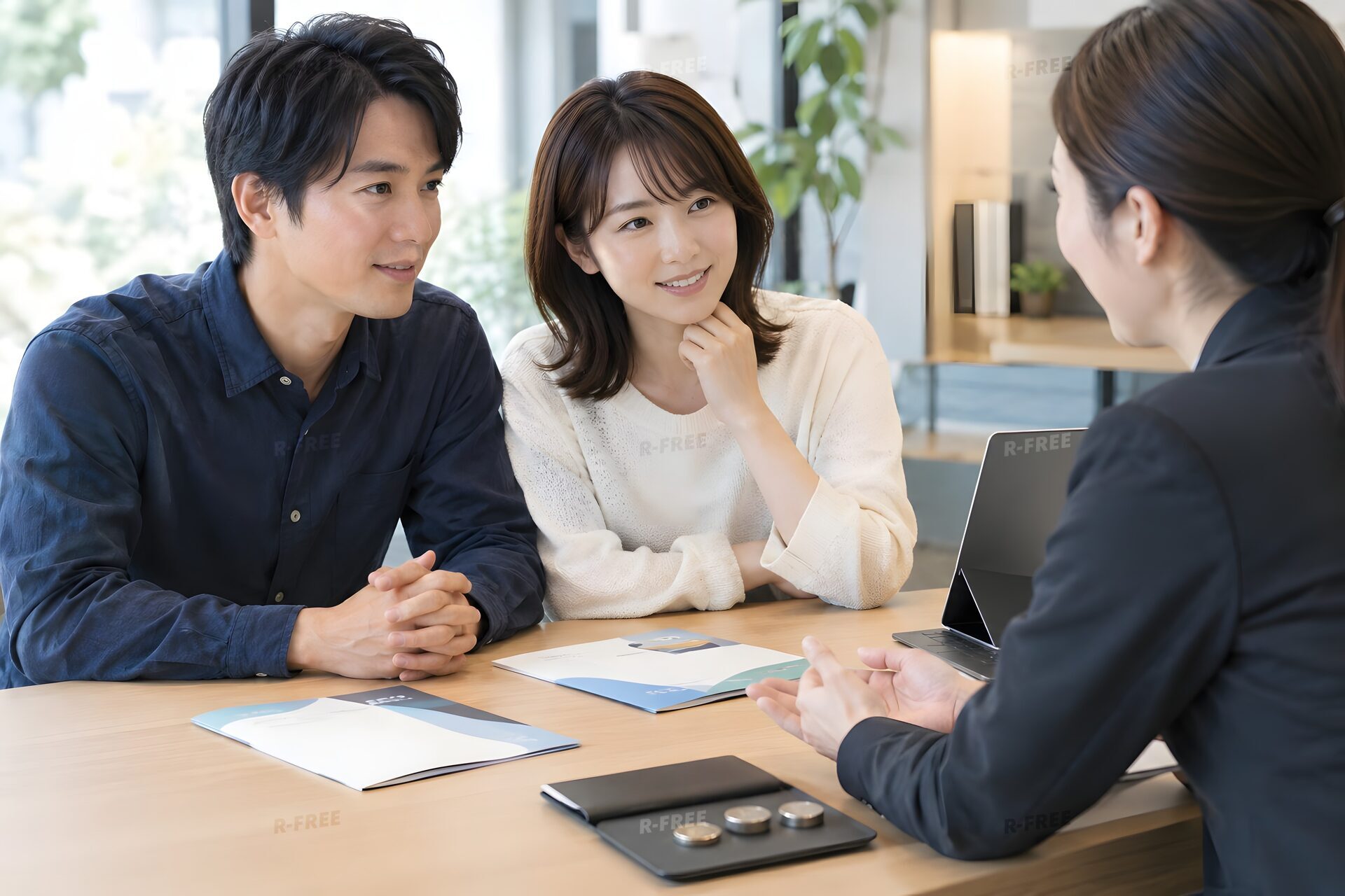 窓口で積立投資の相談をする30代夫婦