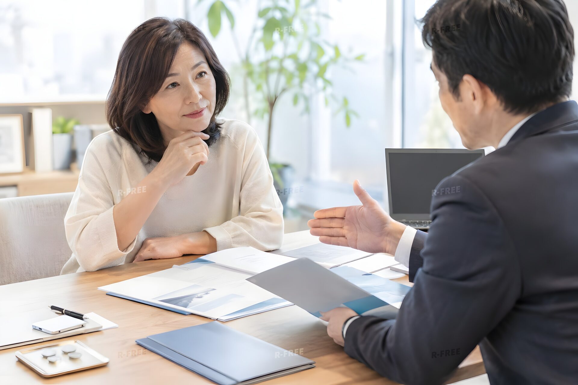 投資信託の説明を受ける50代女性