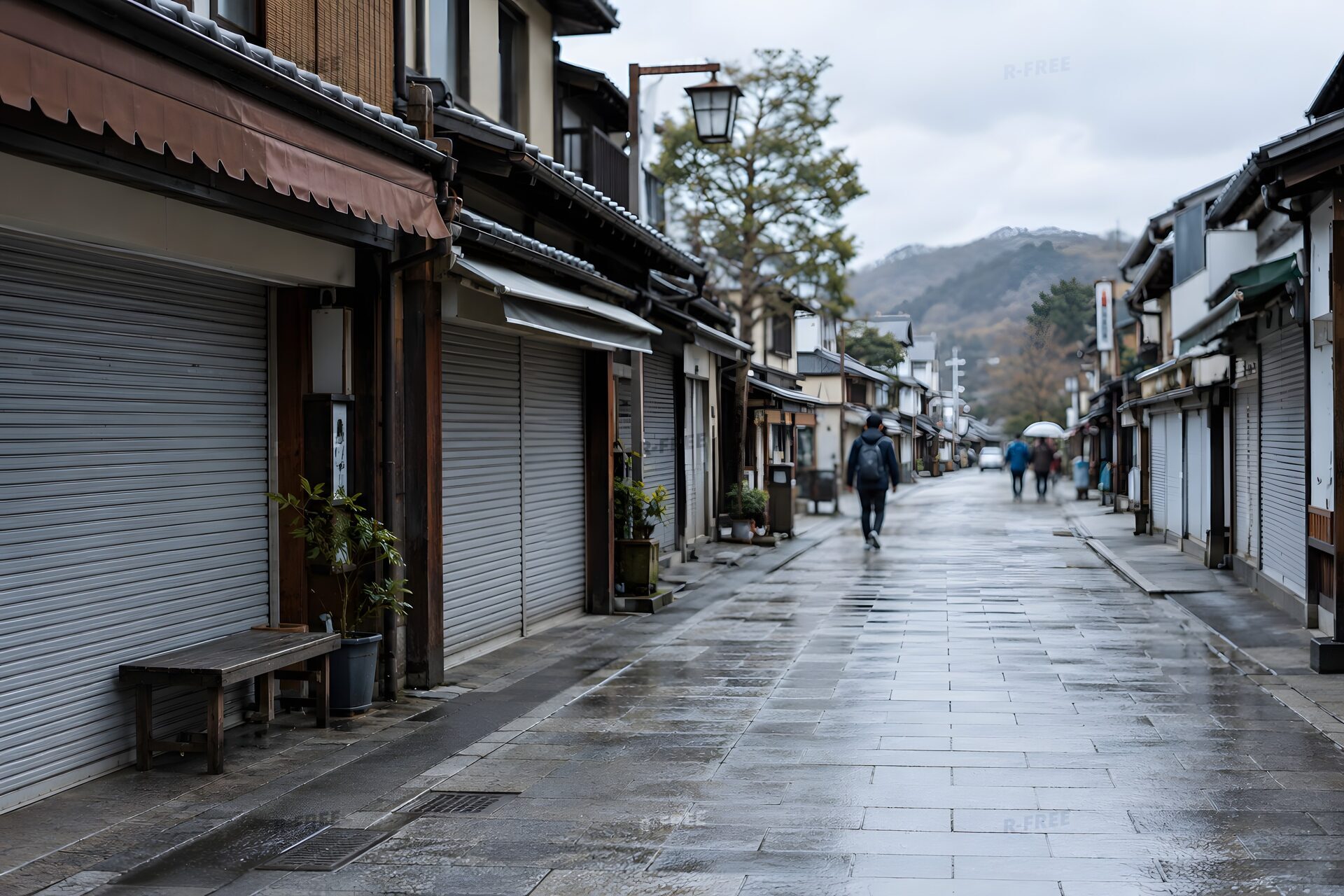 閉じた店が並ぶ人通りの少ない通り