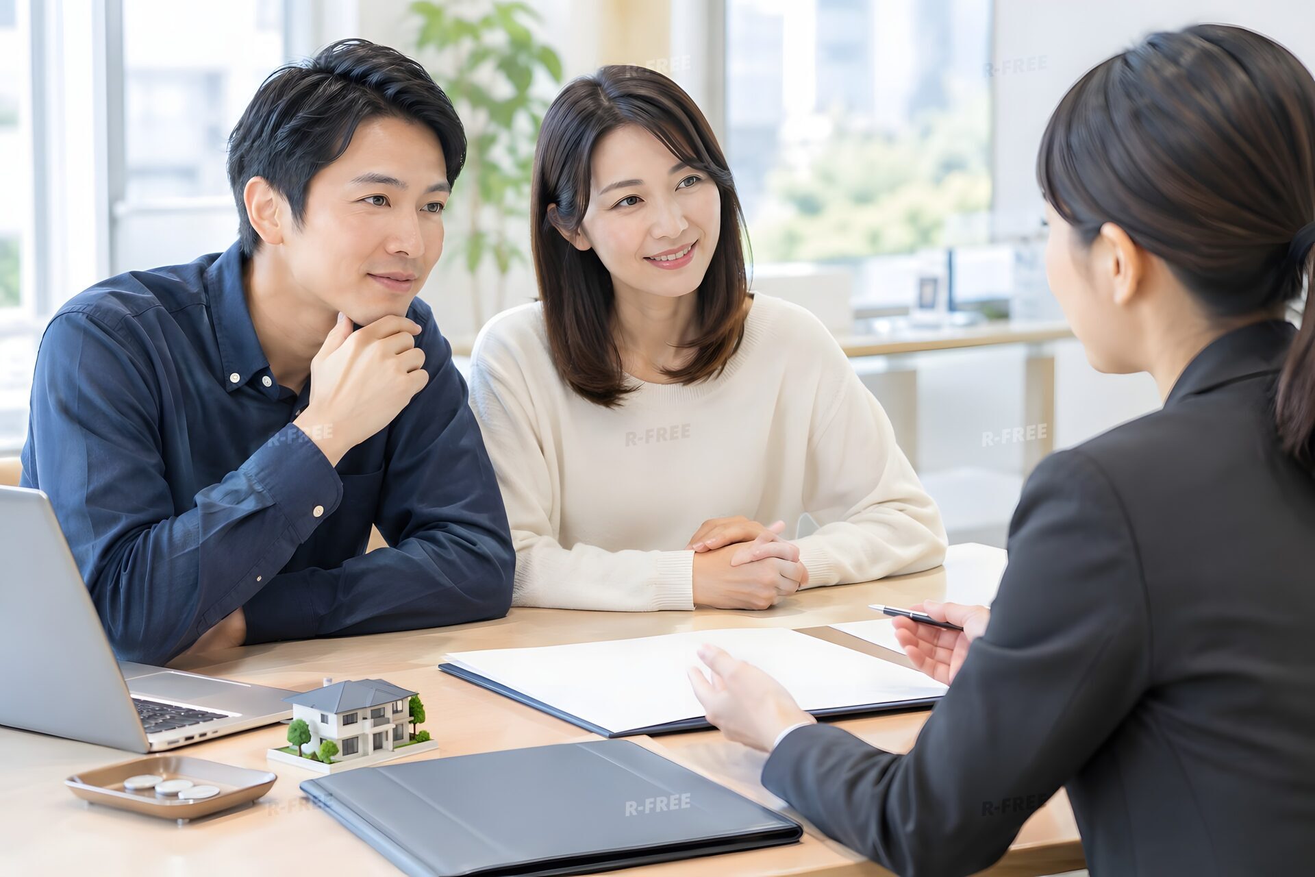 住宅ローンを相談する30代夫婦