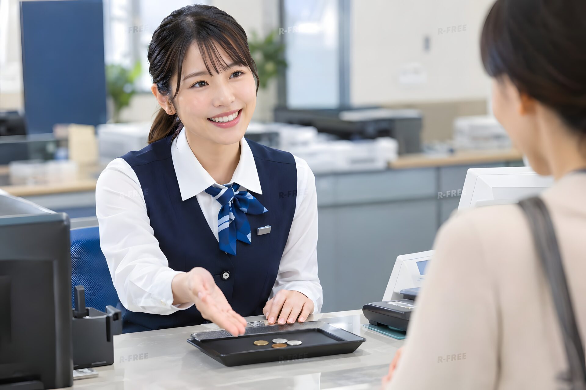 窓口で接客する20代の銀行員