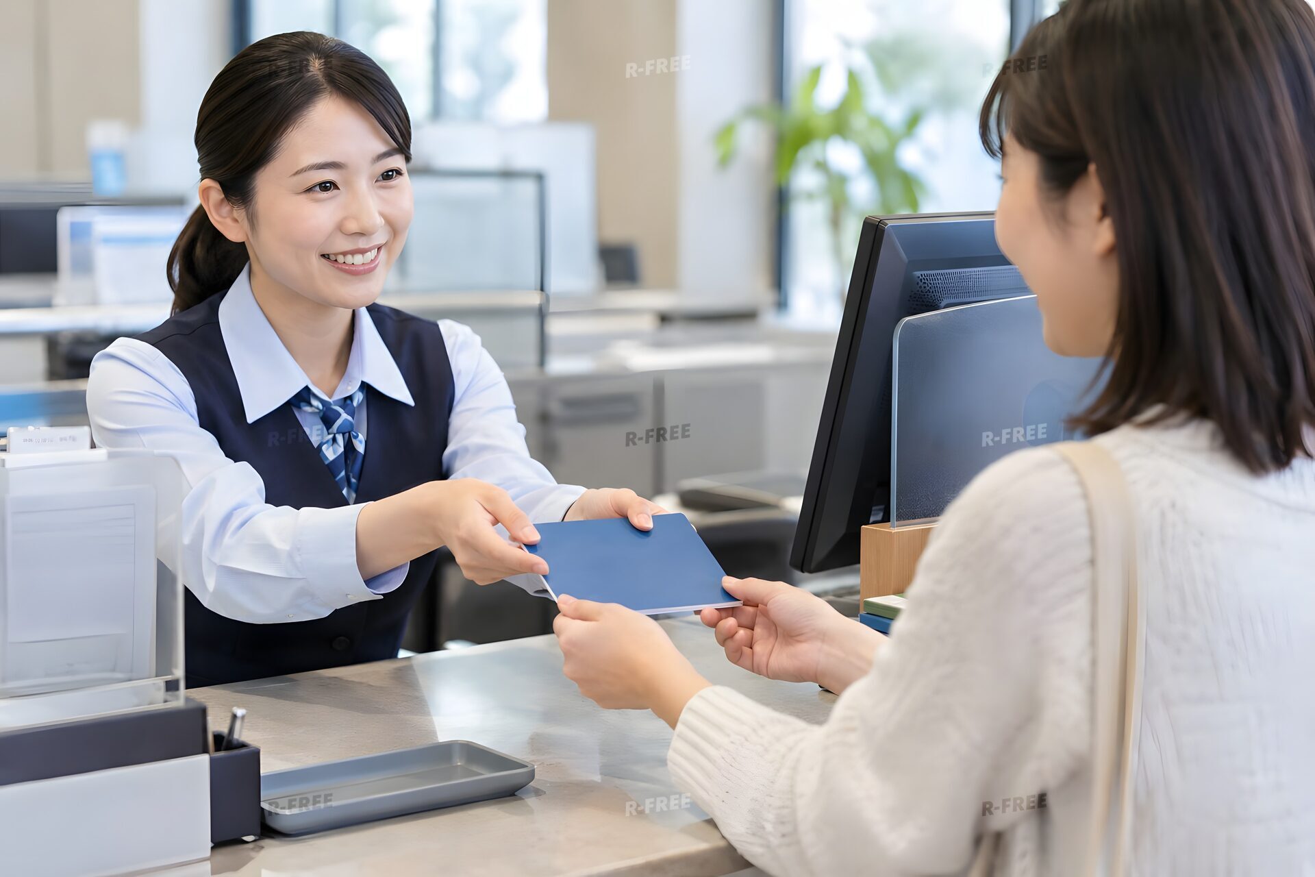新しい通帳を受け取る客
