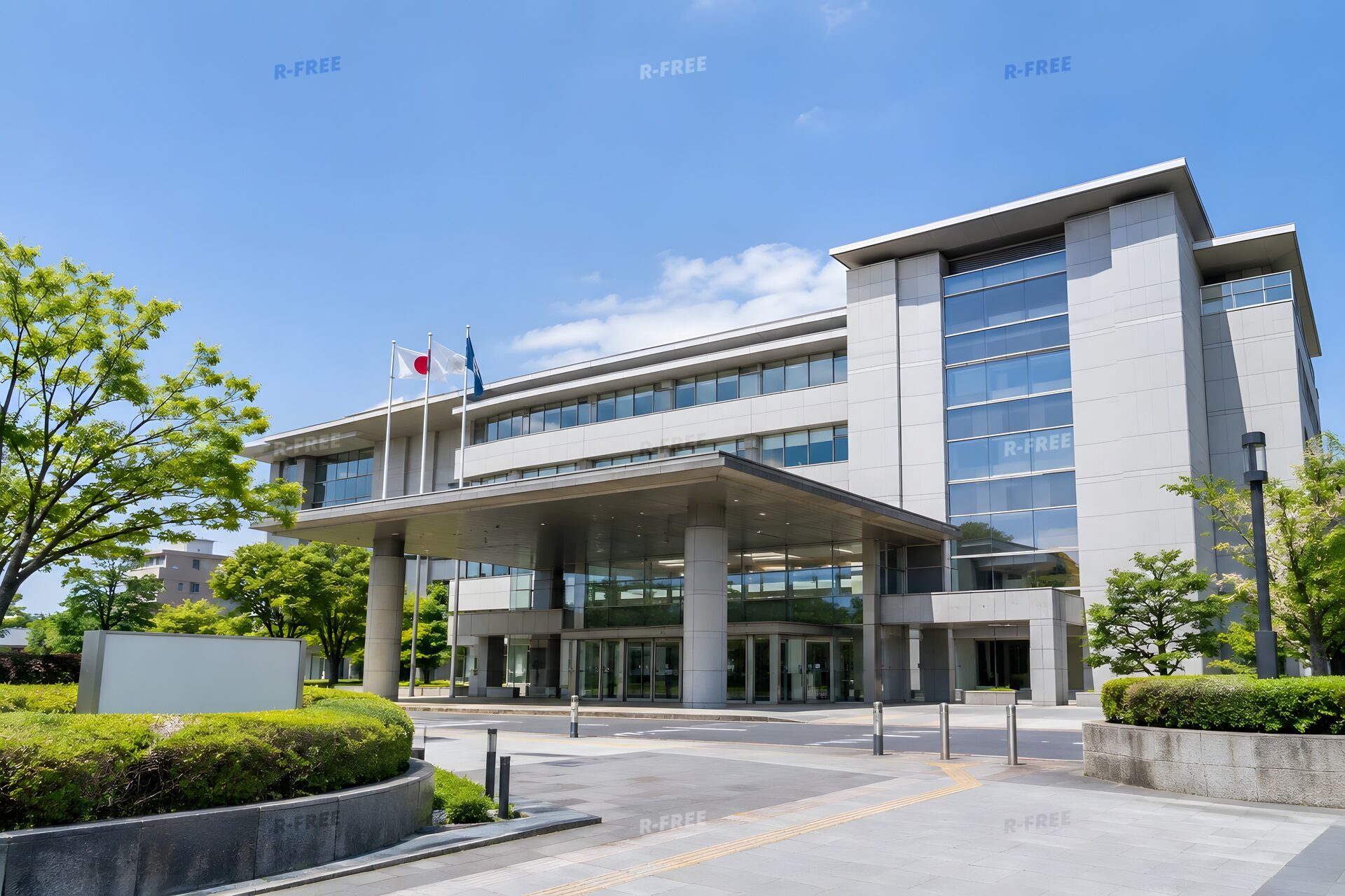晴れた日の市役所の外観