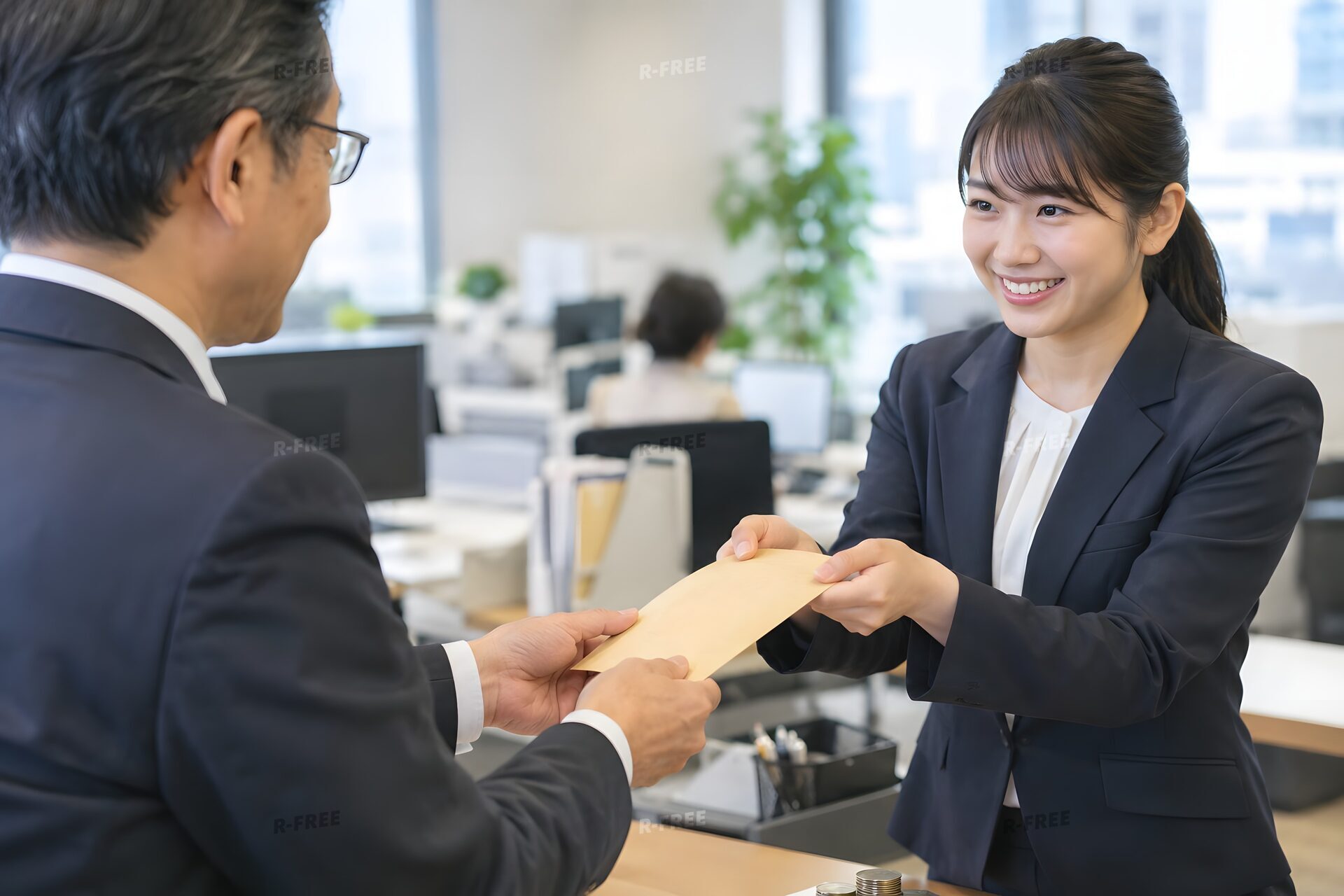 給与明細を受け取る若手社員