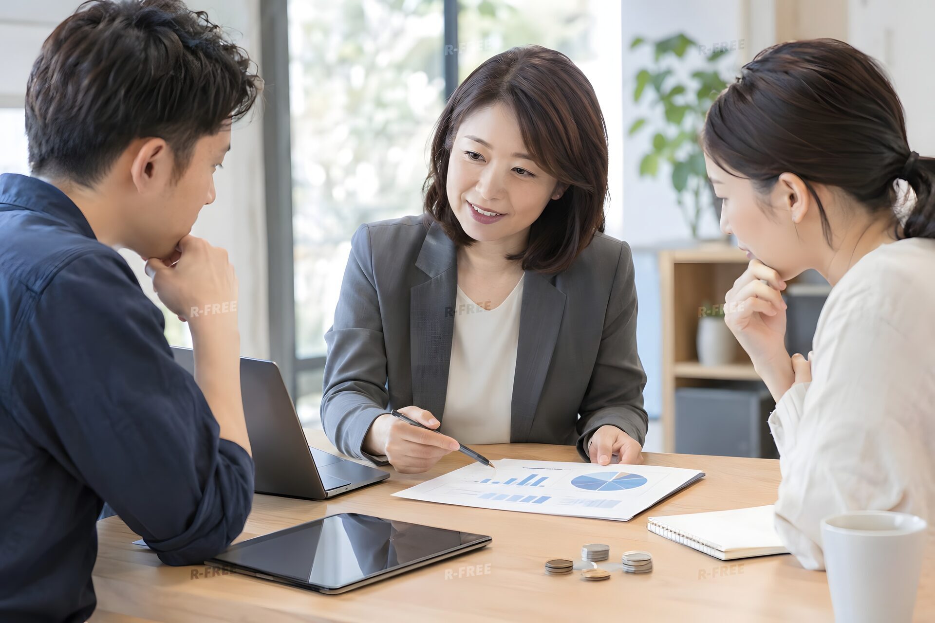 FPに相談する若い夫婦