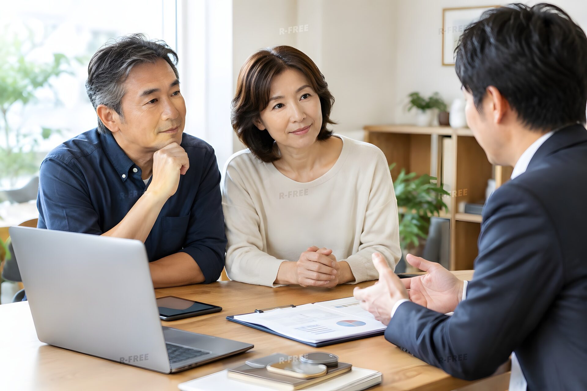 相談室でアドバイスを聞く50代夫婦