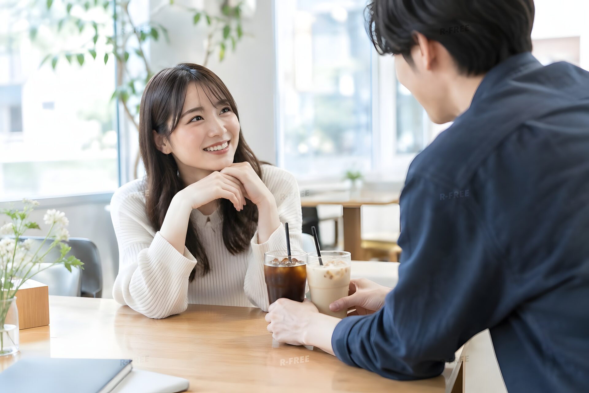 飲み物を運んできた彼に笑いかける女性