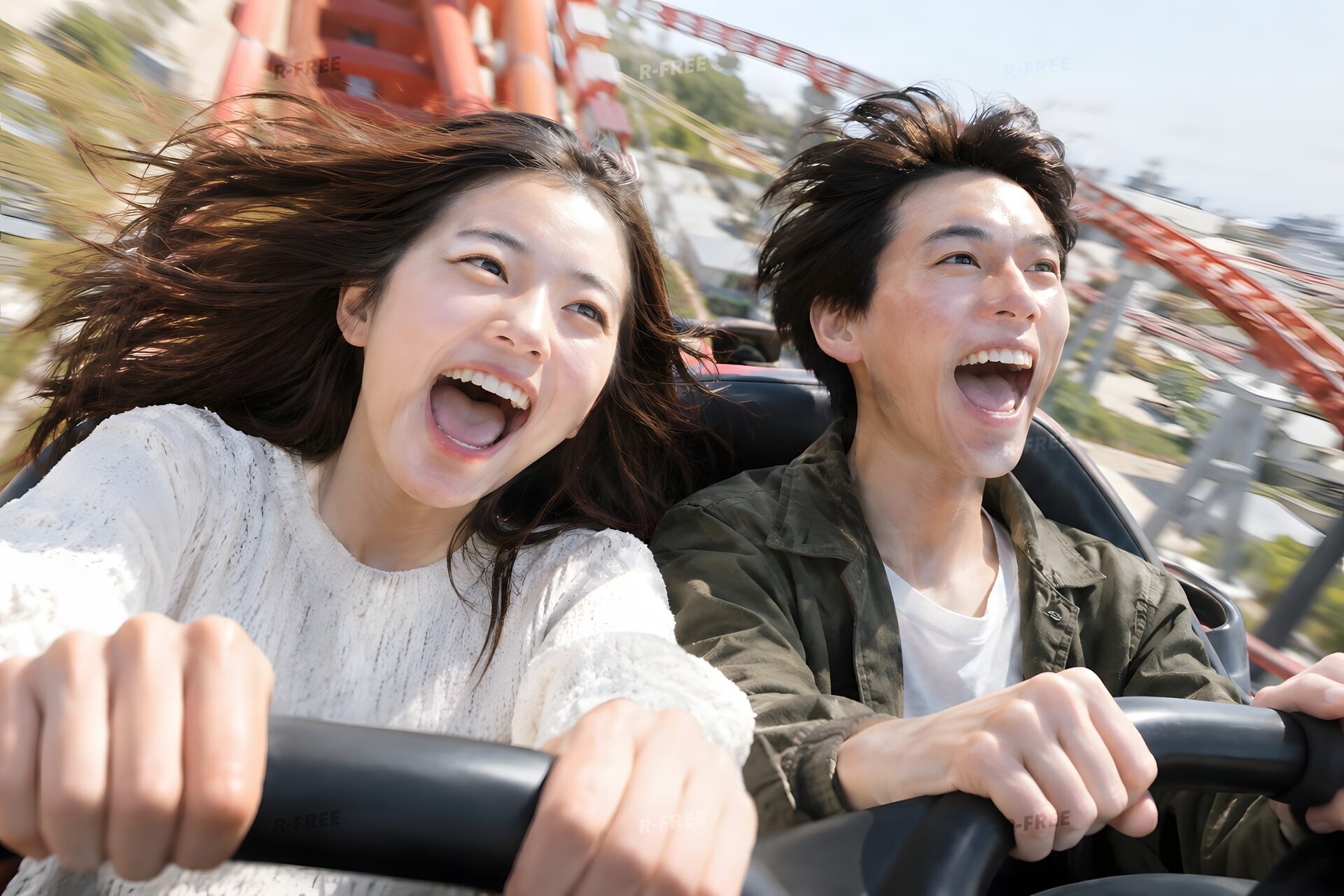 ジェットコースターで叫ぶカップル
