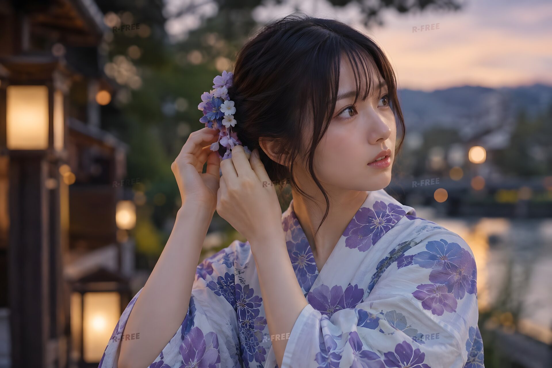 待ち合わせで髪飾りを直す浴衣の女性