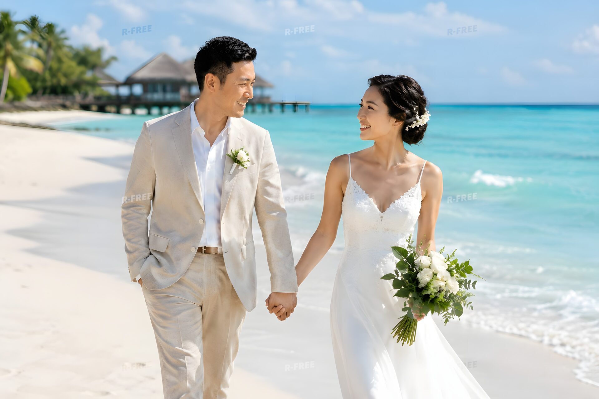 南国のビーチを歩く新婚夫婦
