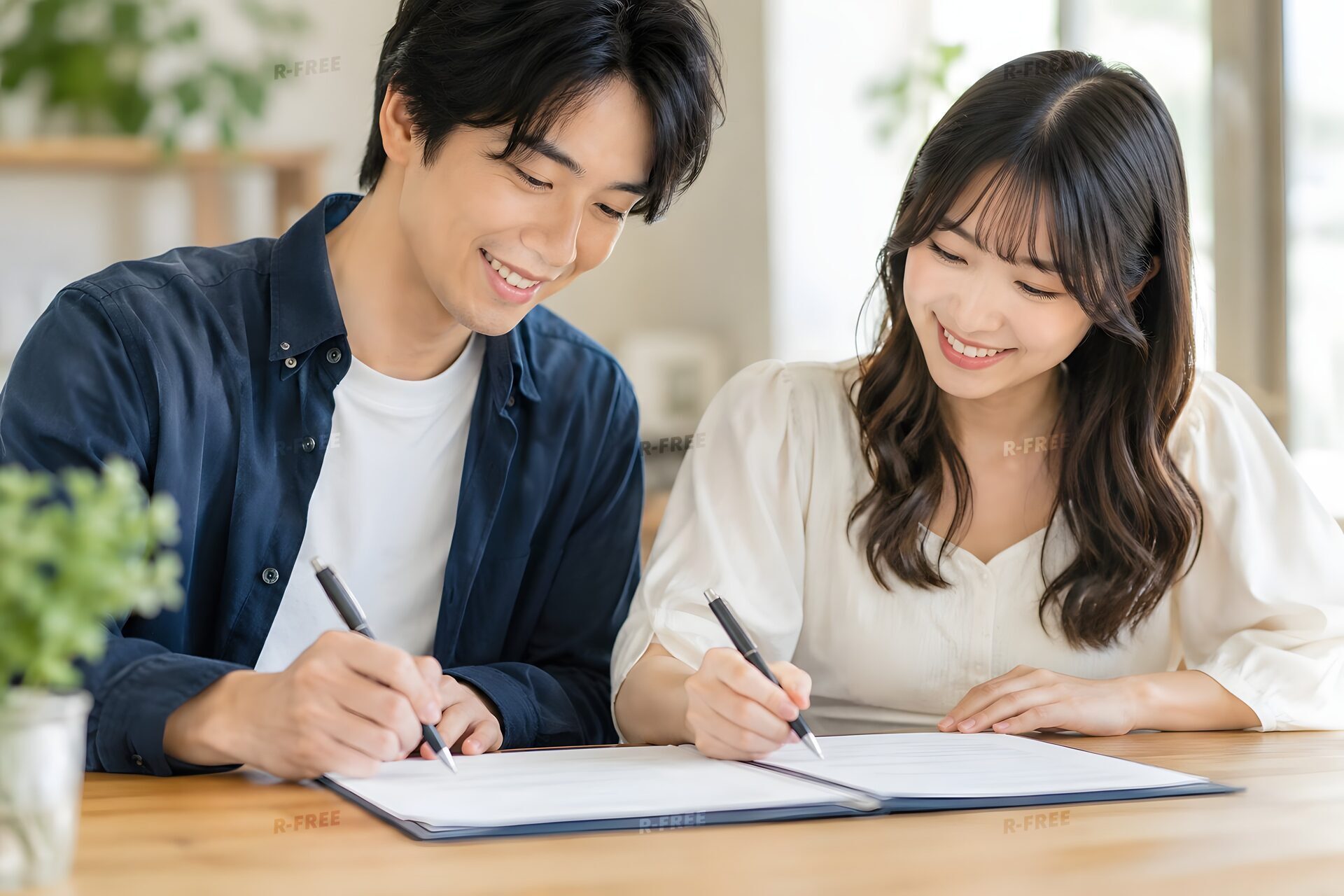 婚姻届を一緒に書くカップル