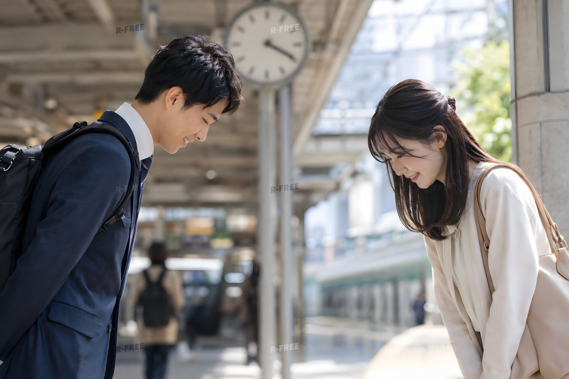 駅前で初めて会う男女