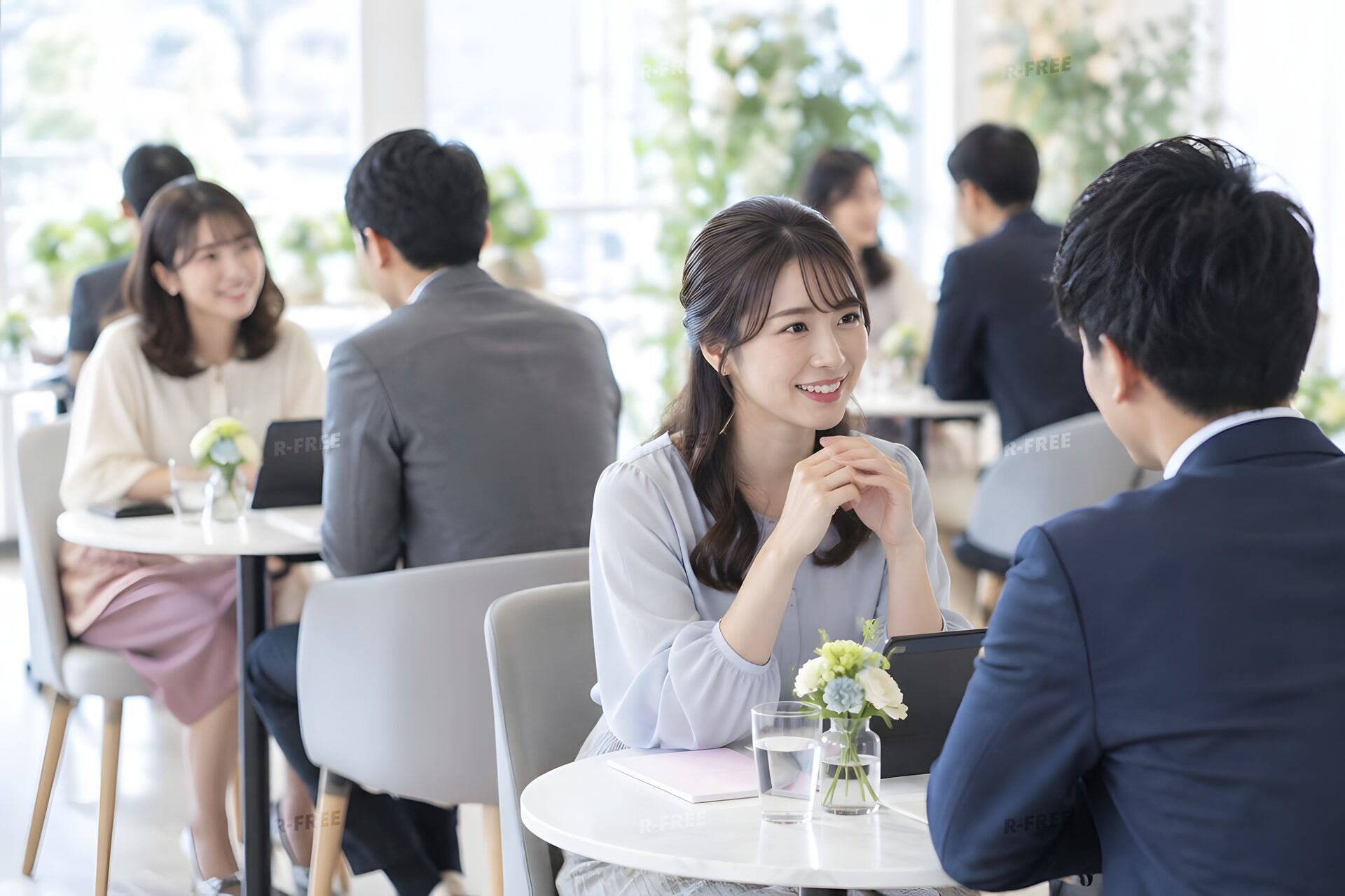 婚活パーティーで会話する男女