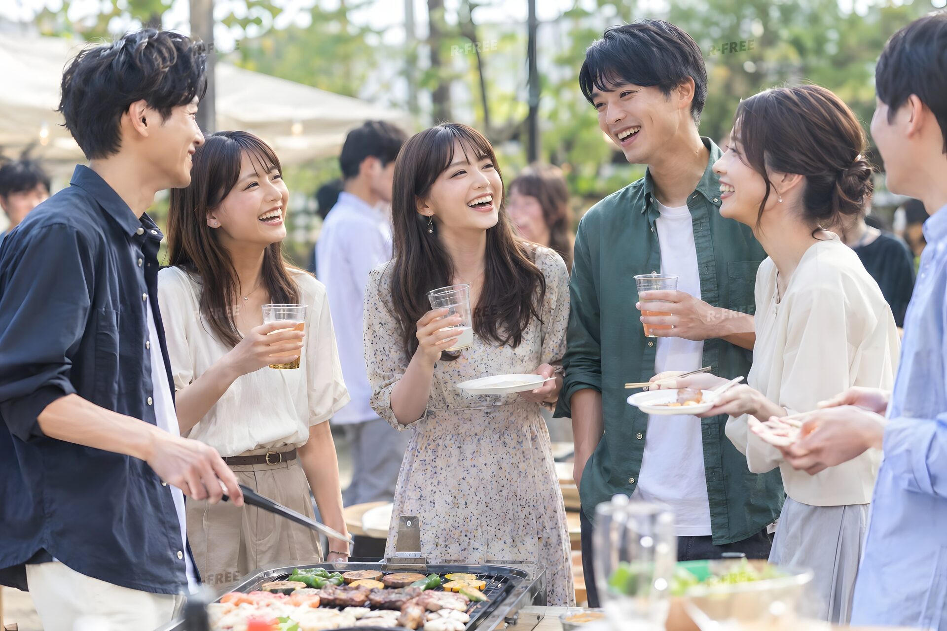 バーベキューの婚活イベントで笑い合う男女