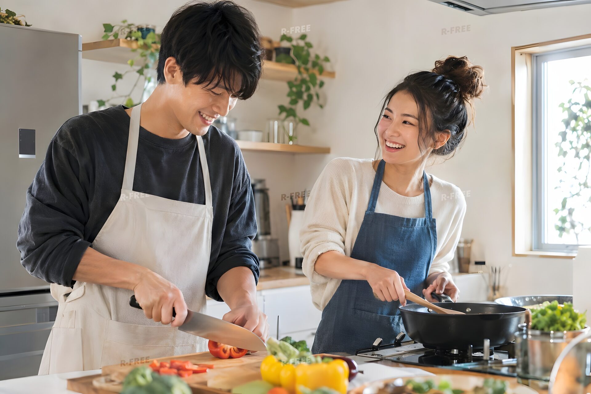 一緒に夕食を作る20代のカップル