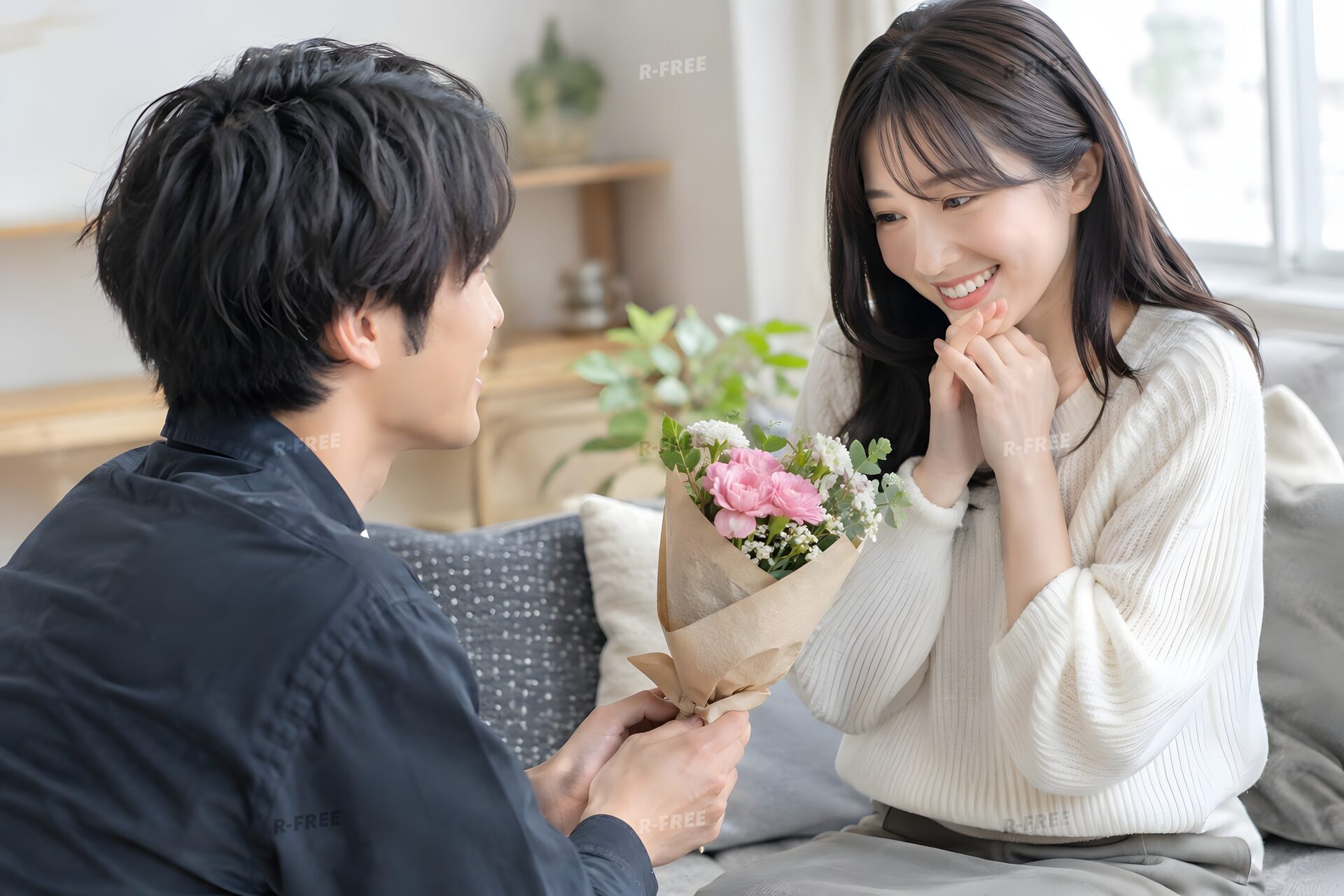 花束を差し出して仲直りするカップル