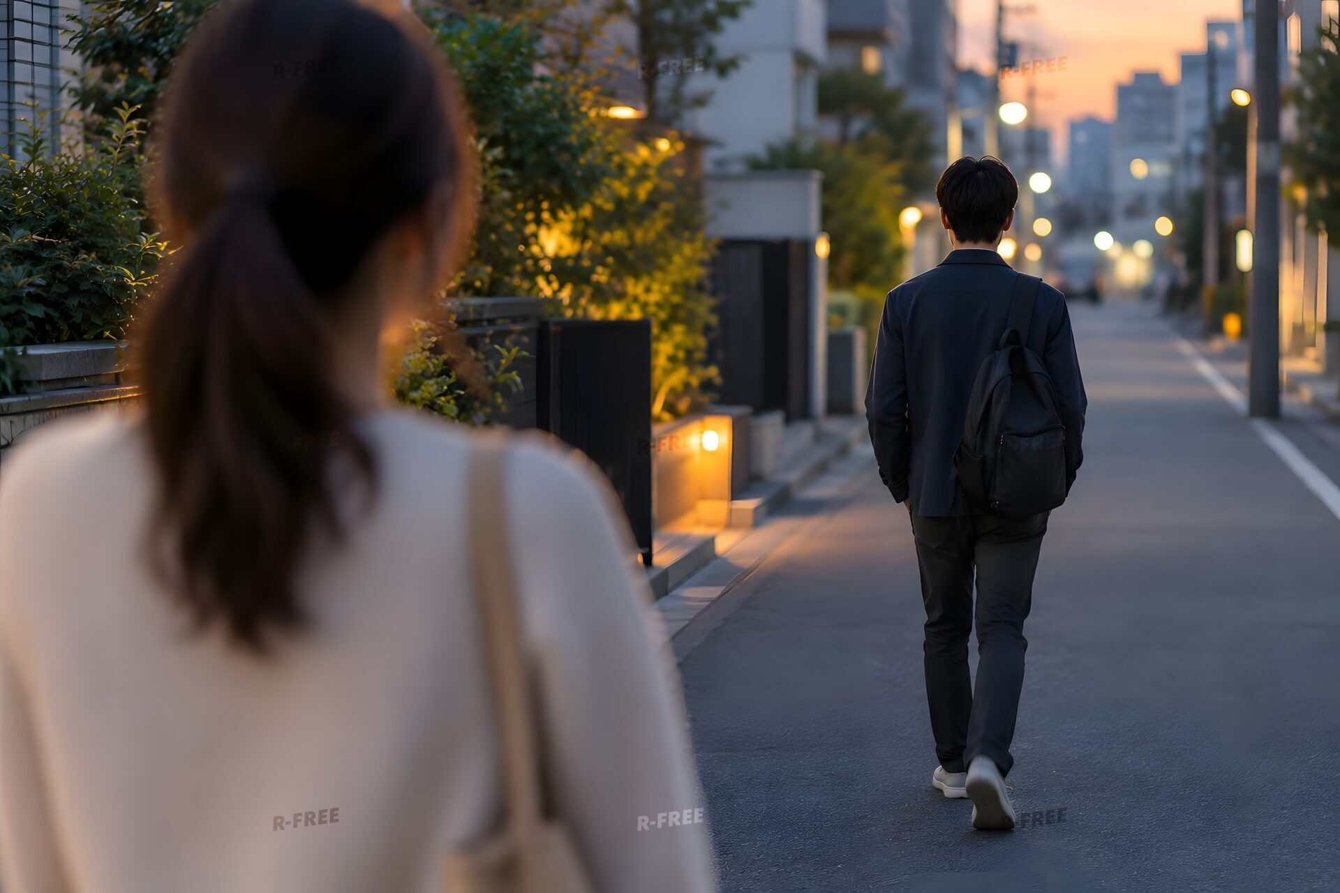去っていく男性と立ち尽くす女性