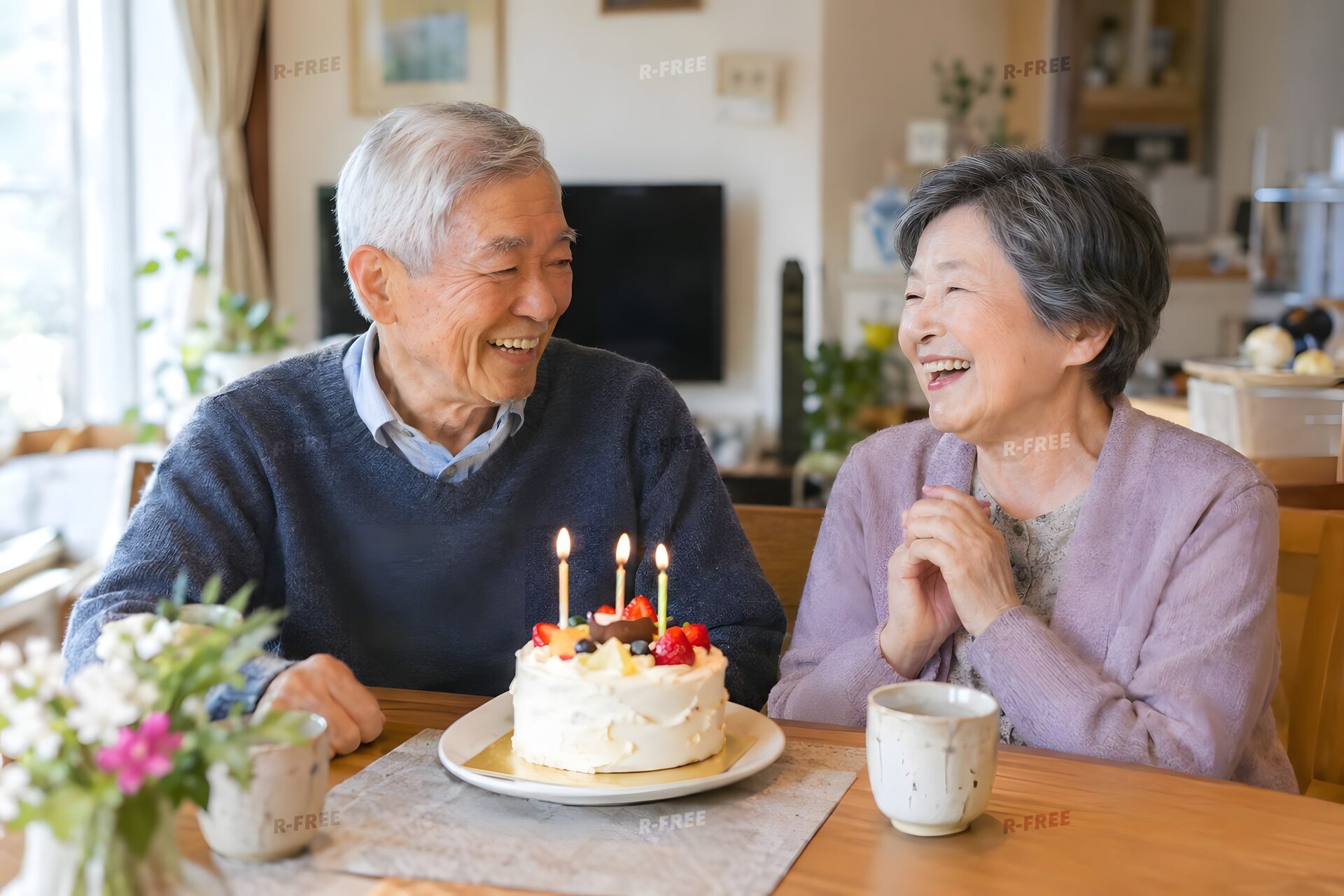 自宅で記念日を祝う熟年夫婦