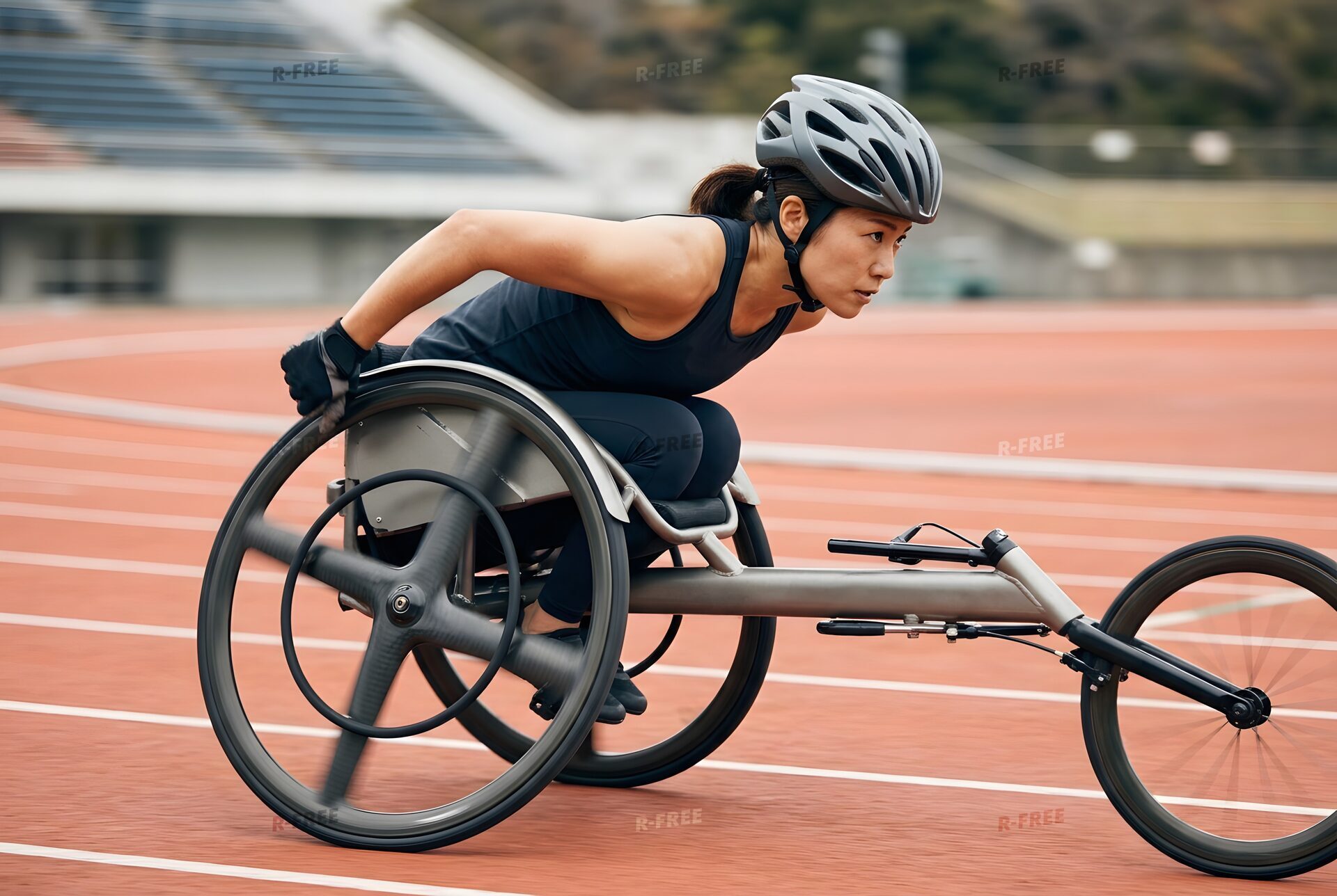 レース用の車いすで走る女性