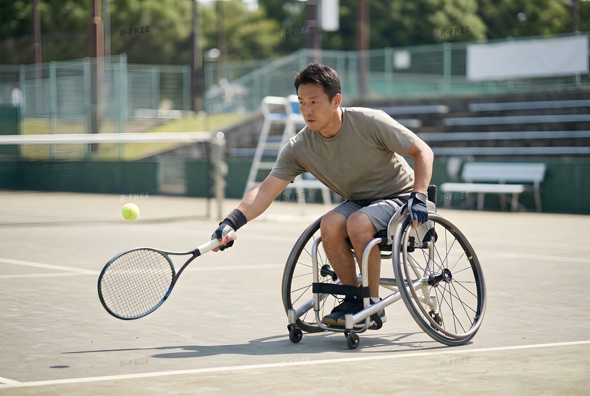 車いすテニスをする男性
