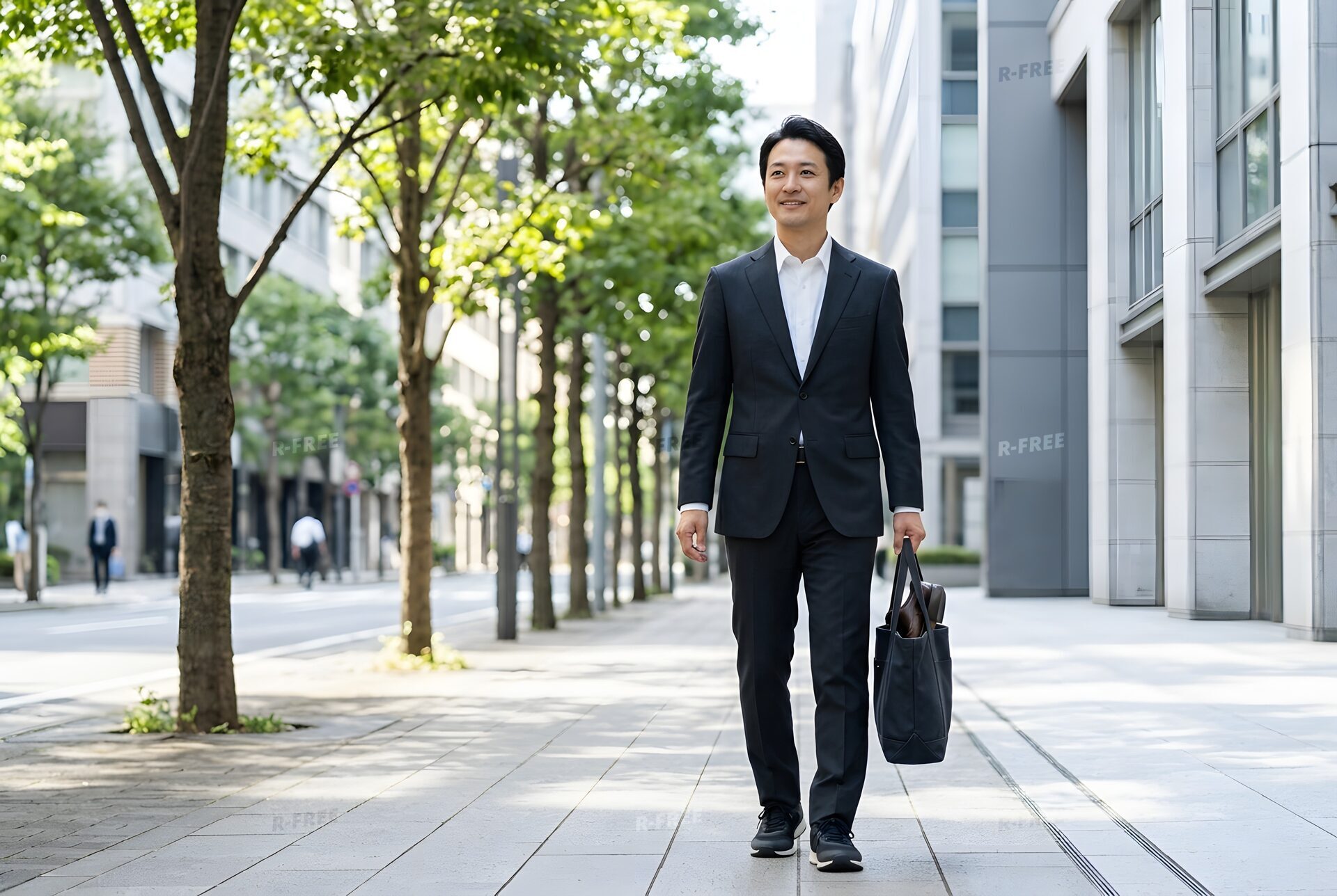 スニーカーで歩くスーツ姿の男性