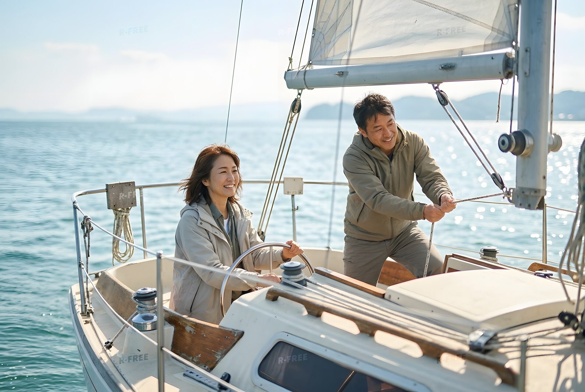 ヨットで海を楽しむ夫婦