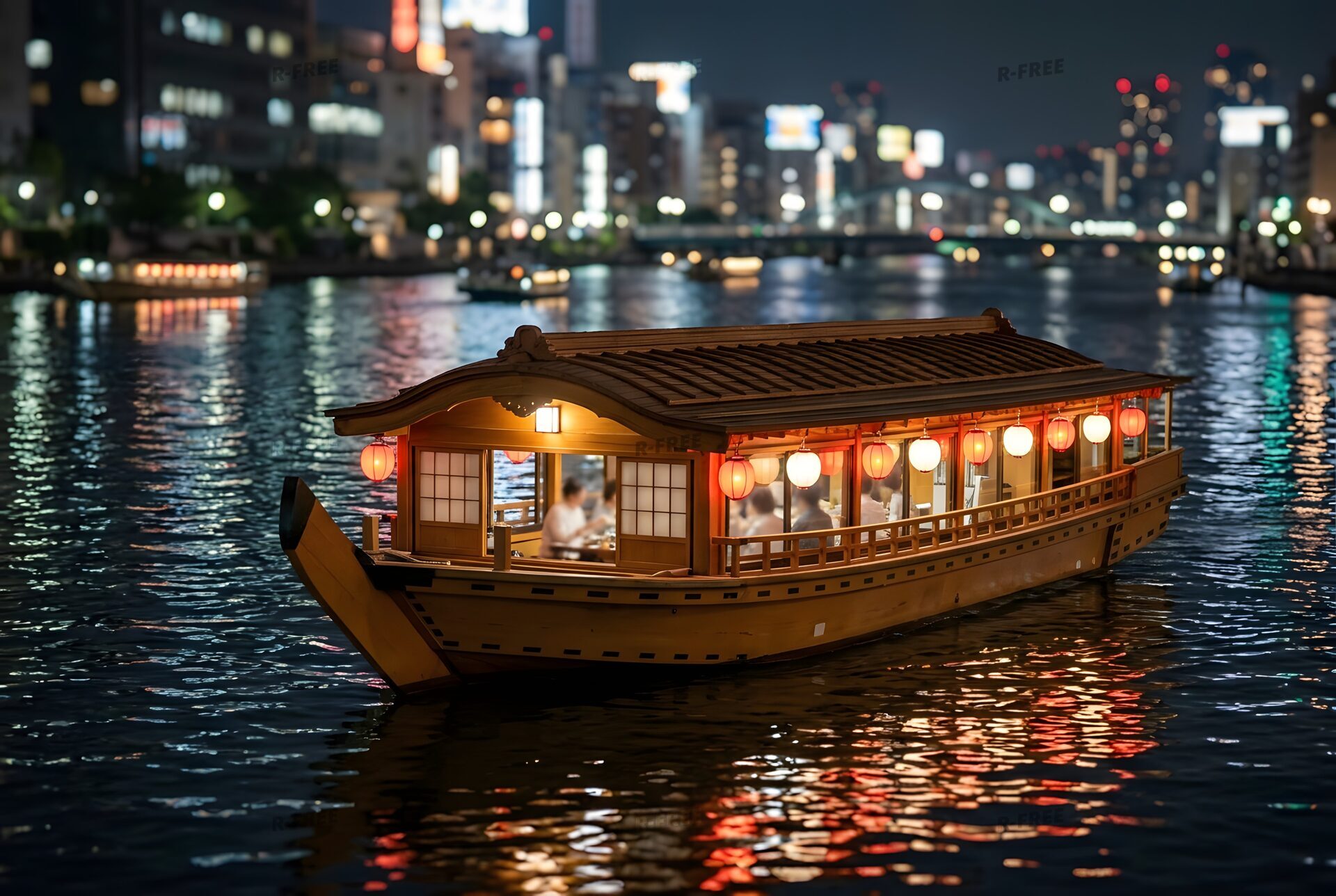 提灯を灯して川を進む屋形船