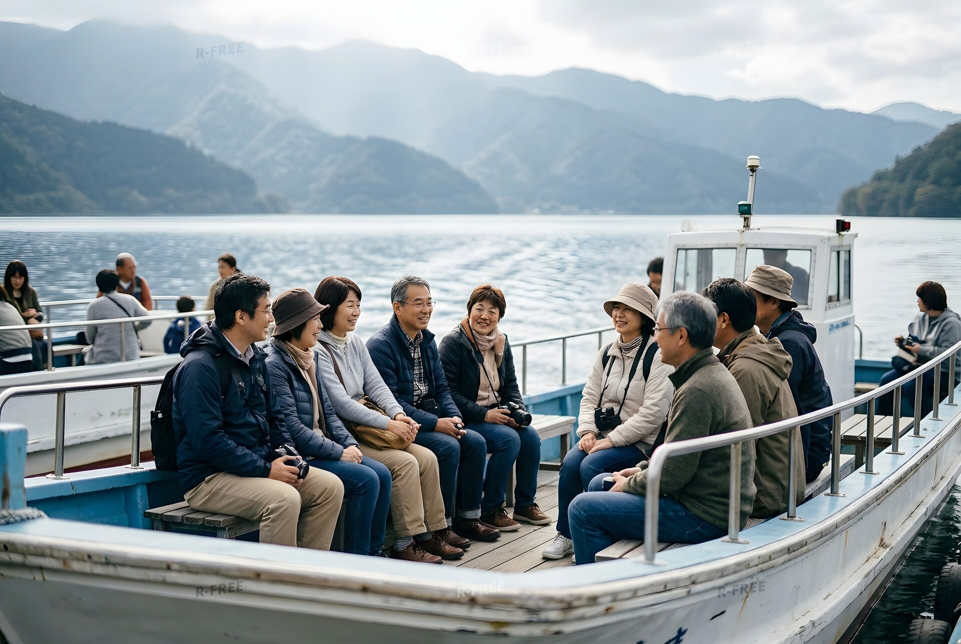 湖の遊覧船で景色を楽しむ観光客
