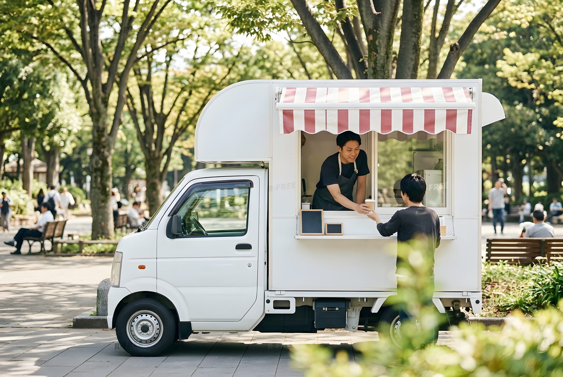 広場で営業するキッチンカー