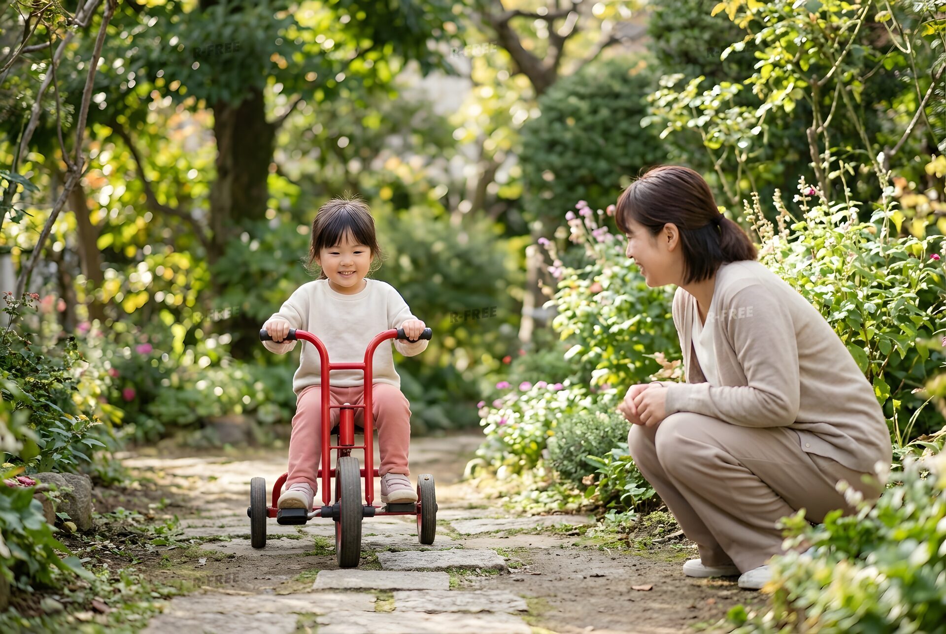 三輪車に乗る女の子