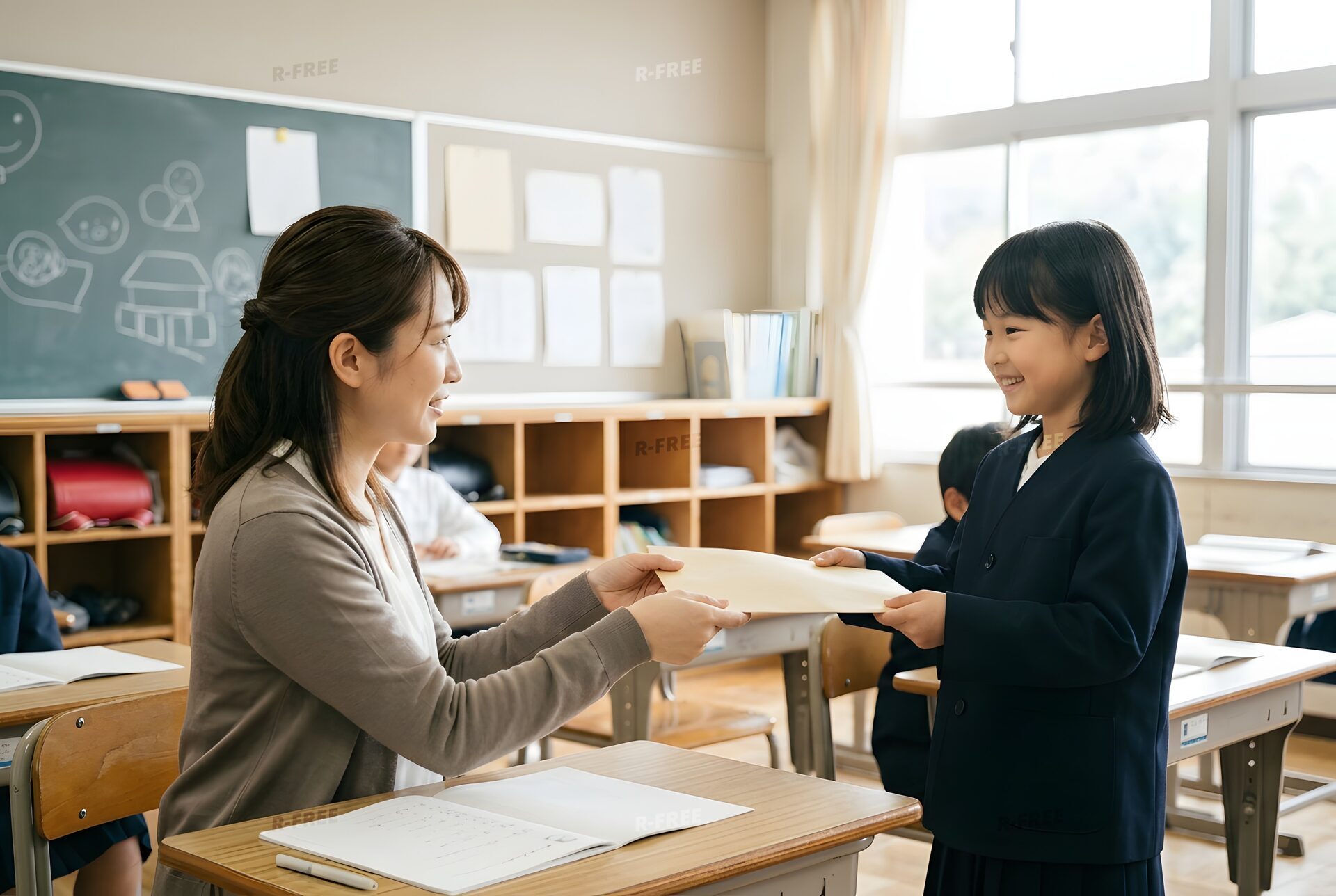 通知表を手渡される女の子と先生