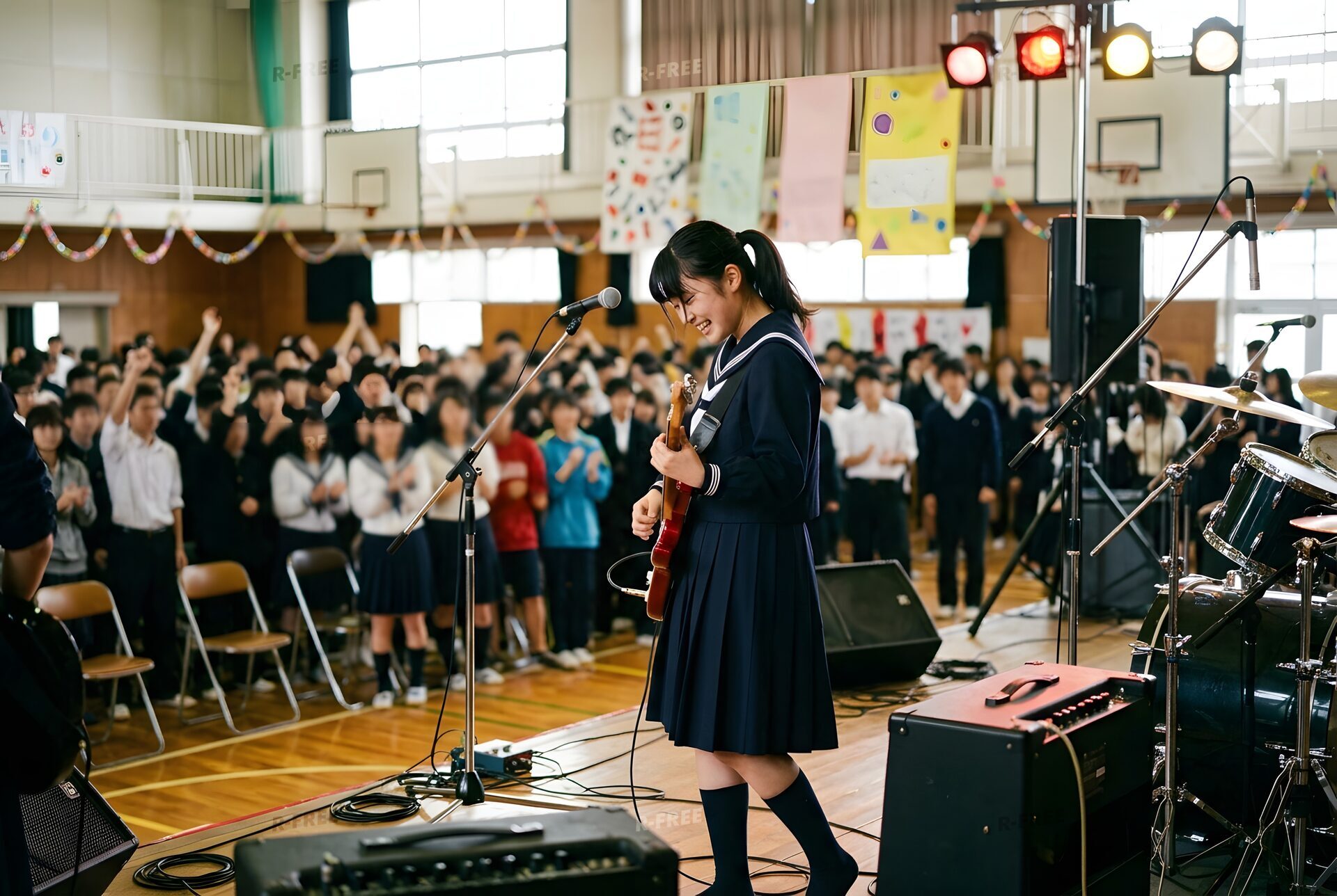 文化祭のステージでギターを弾く女子生徒
