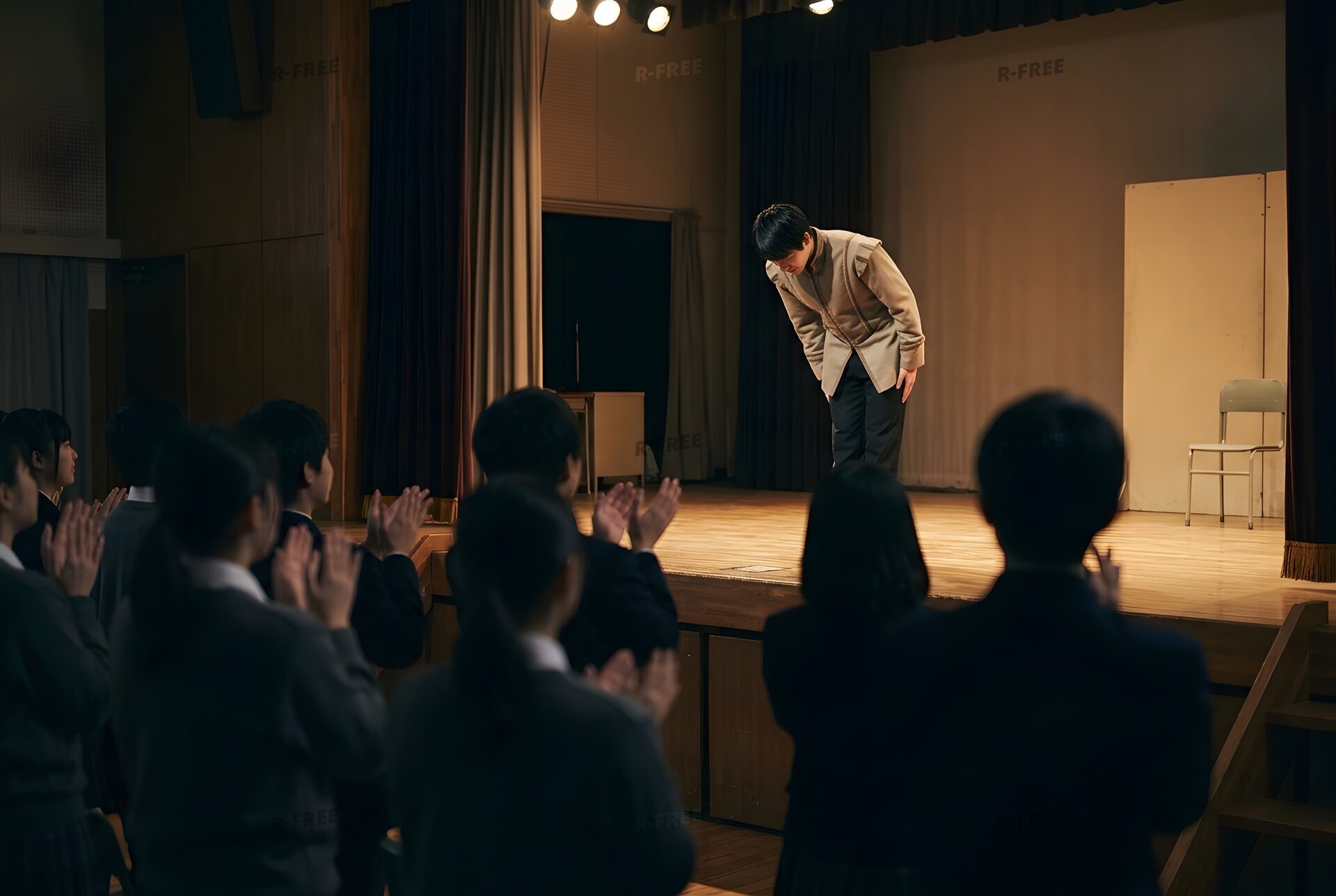 カーテンコールでお辞儀をする演劇部員