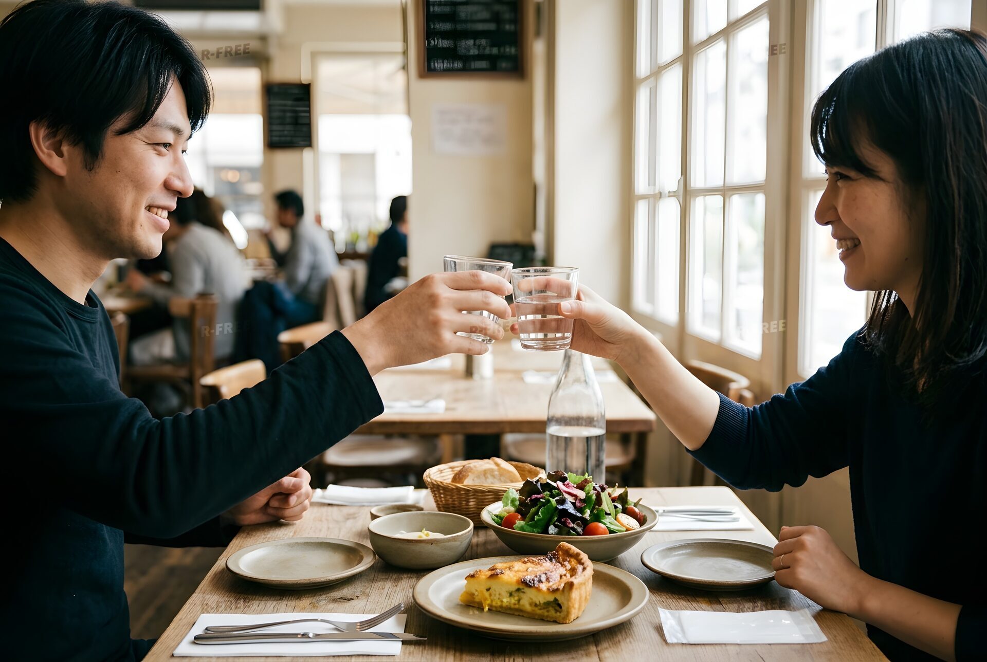 ビストロでフレンチを楽しむカップル