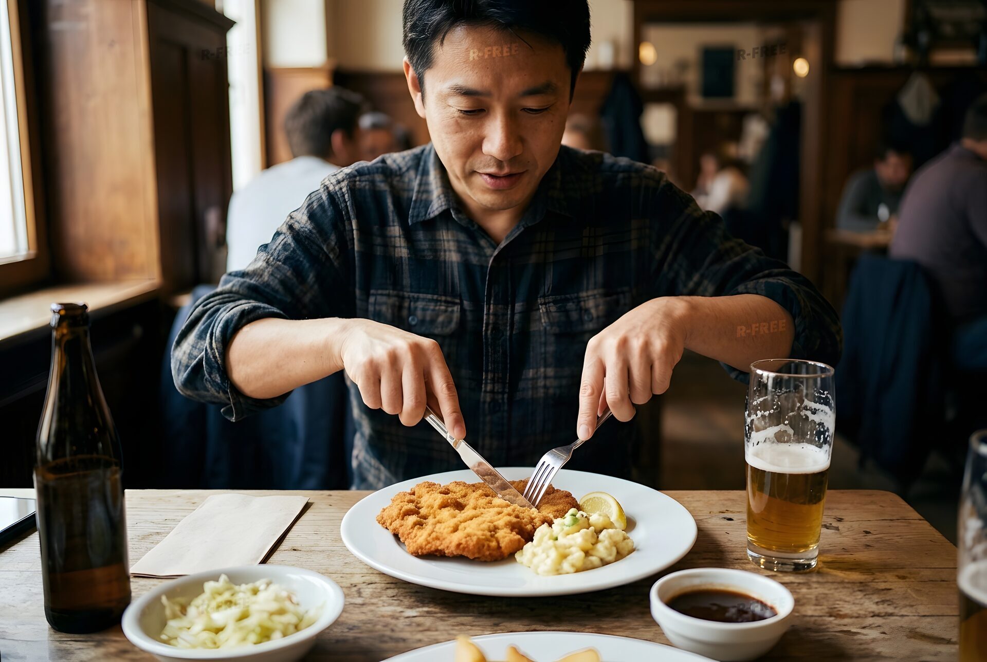 シュニッツェルを切り分ける男性