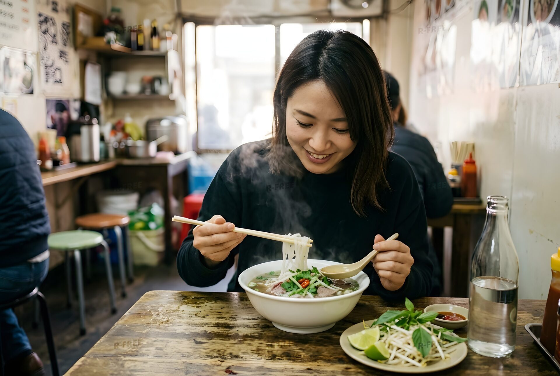 フォーを食べる女性