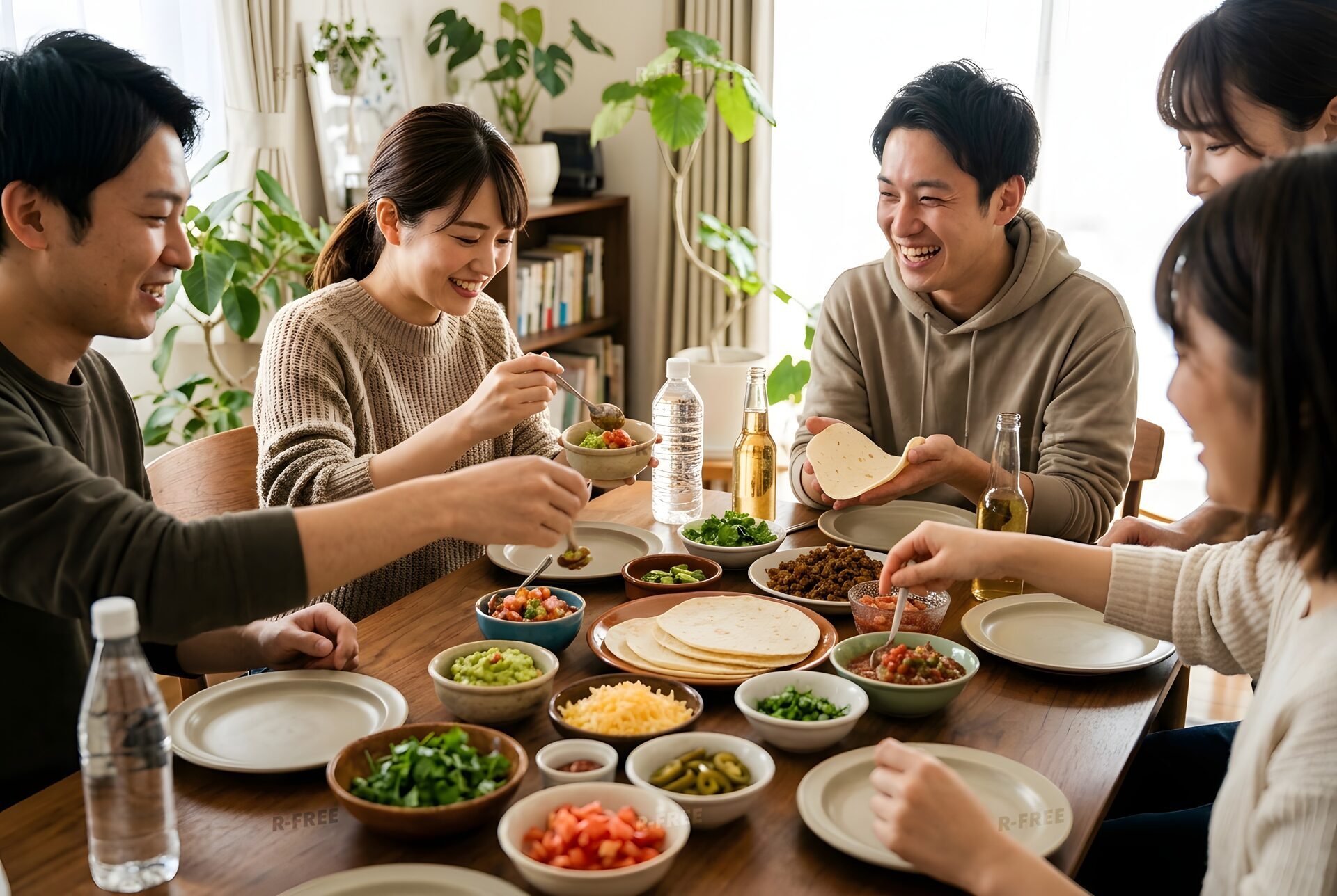 タコスを作って楽しむ友人たち