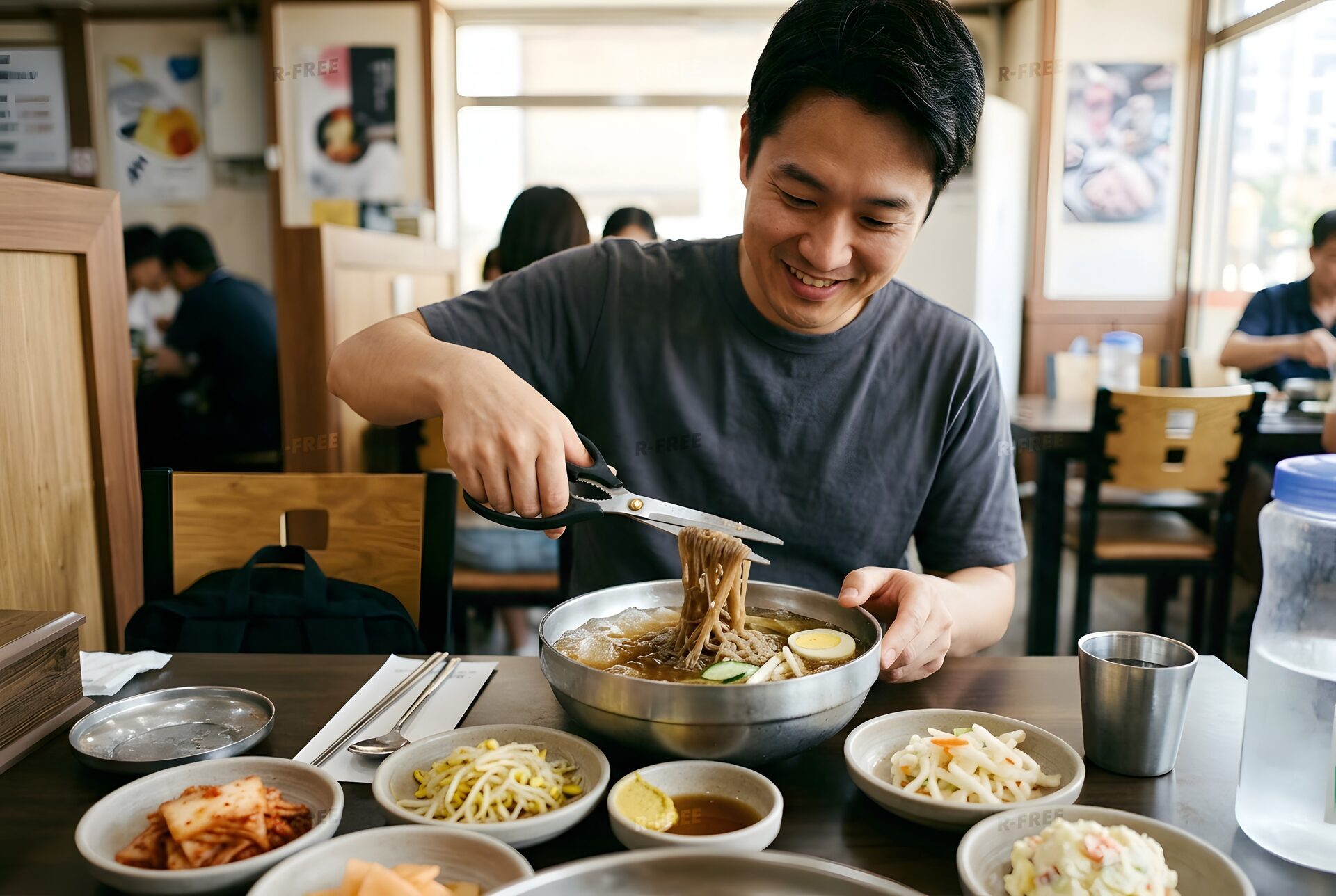 はさみで麺を切る男性