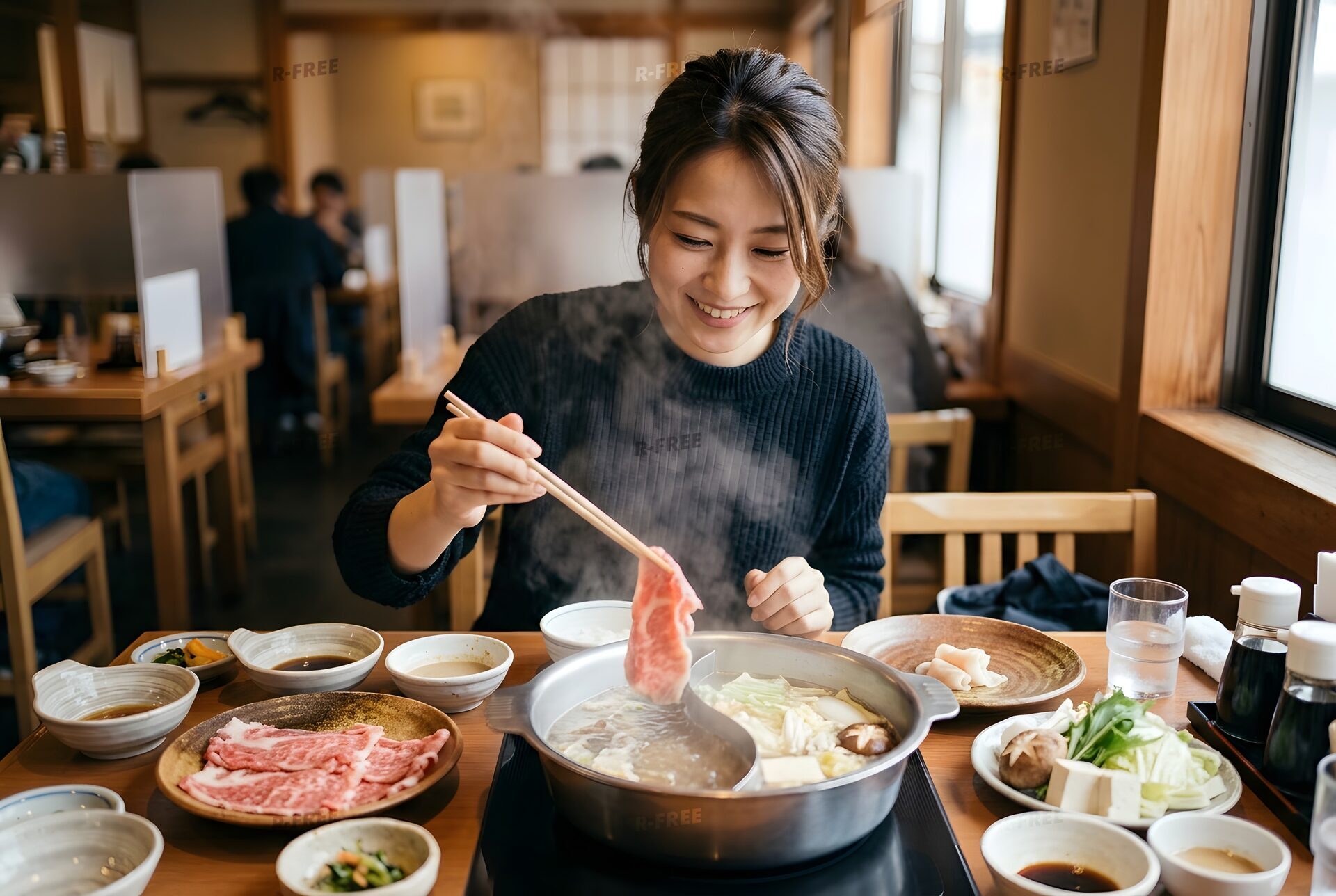 しゃぶしゃぶをする女性
