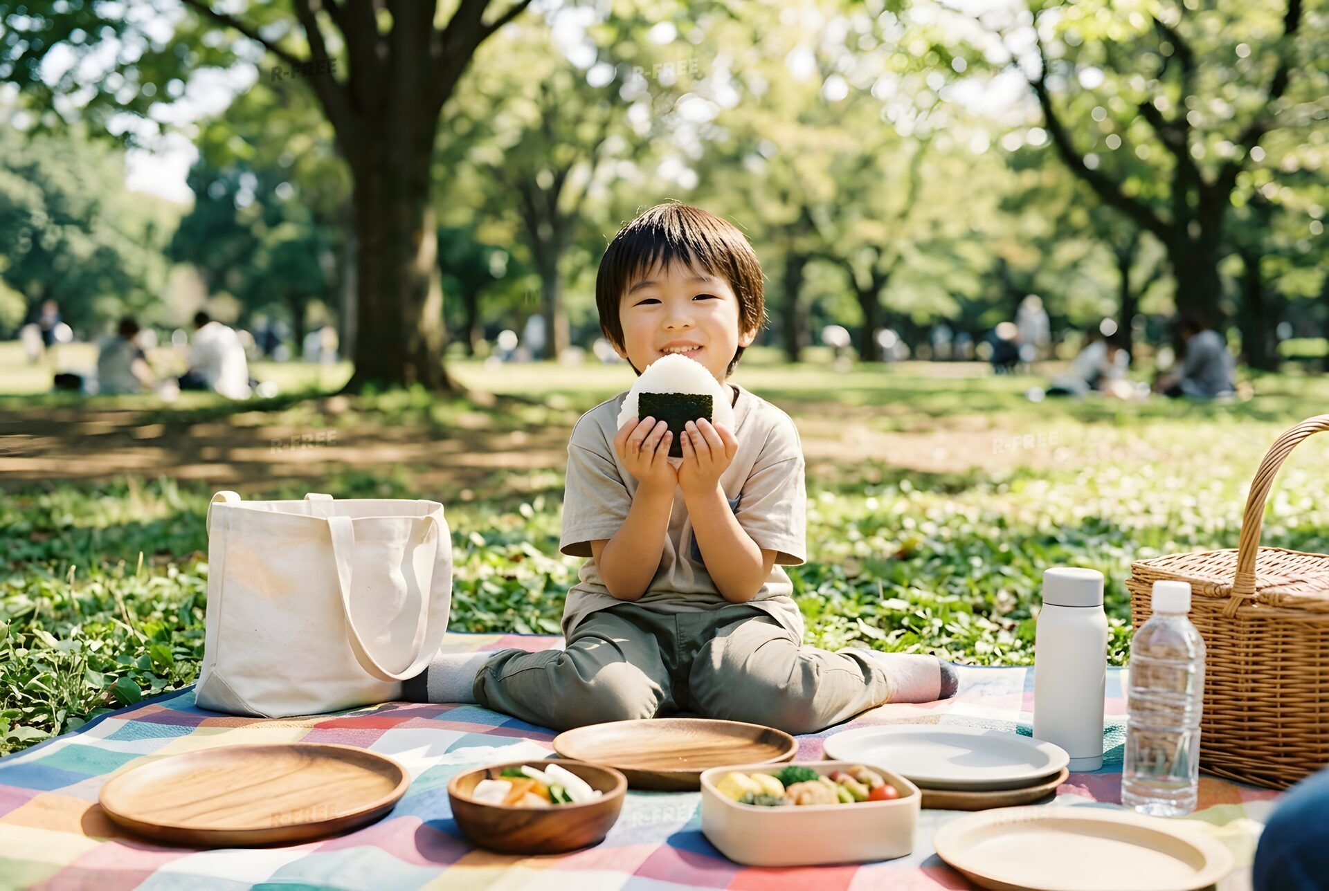 おにぎりを頬張る男の子