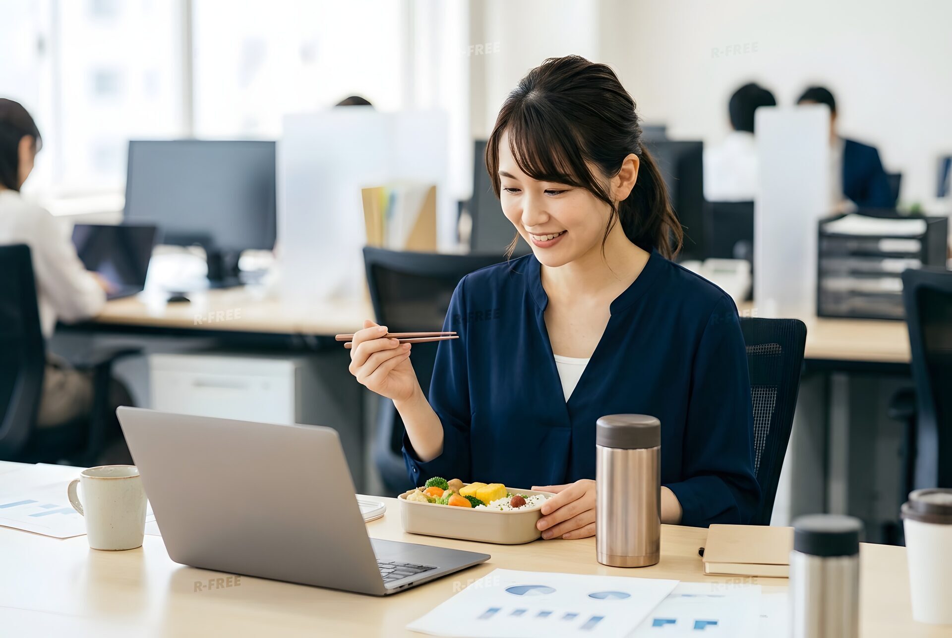 昼休みにお弁当を食べる会社員